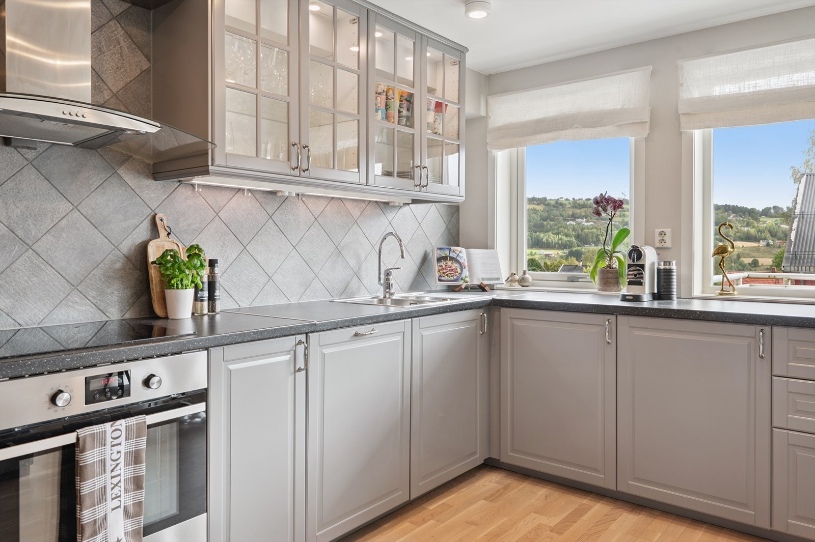 Delikat kjøkken fra Ikea med profilerte fronter. Integrerte hvitevarer. Galleribilde