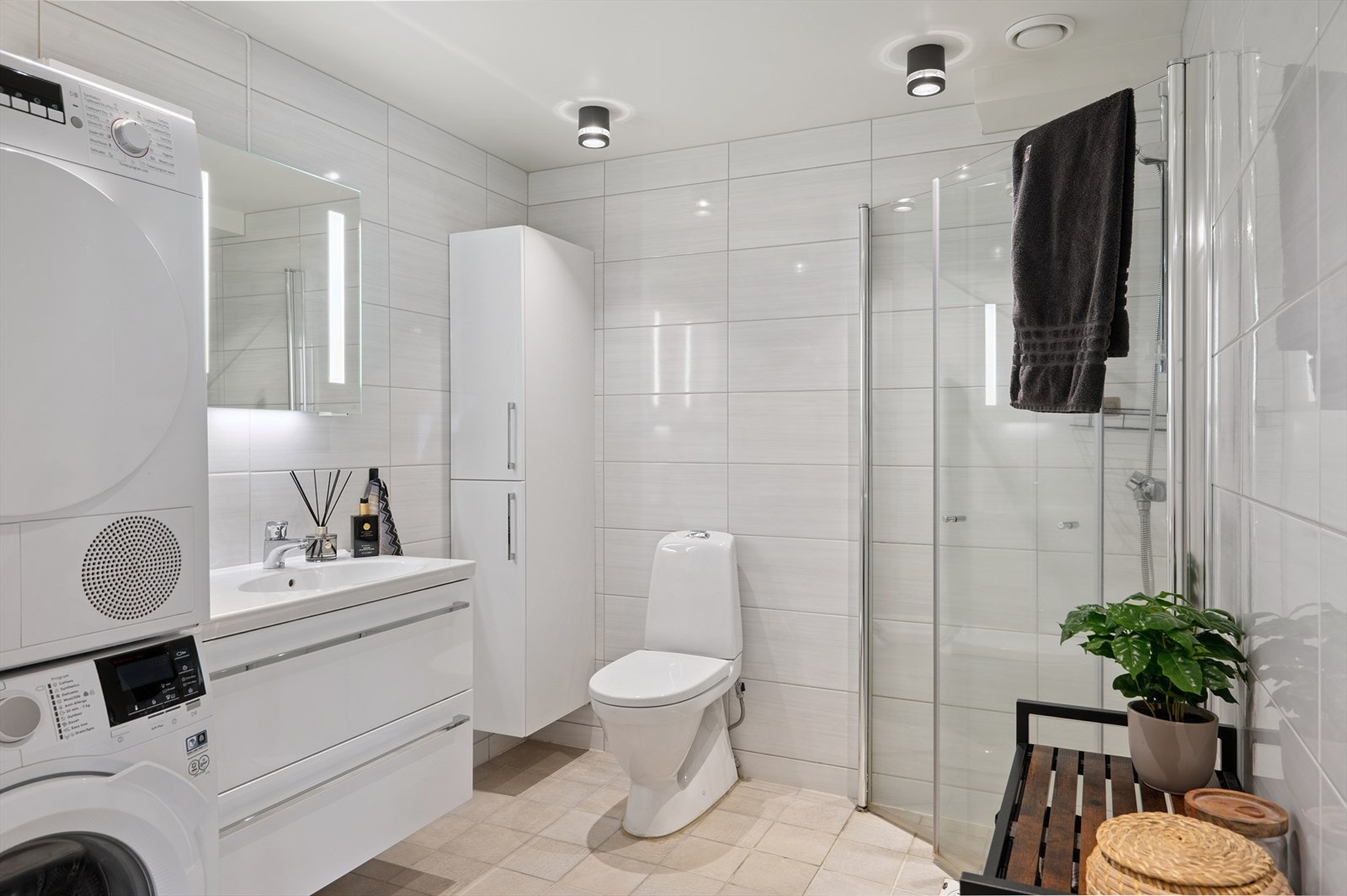 Flislagt bad med varmekabler i gulv. Opplegg til vaskemaskin. Galleribilde