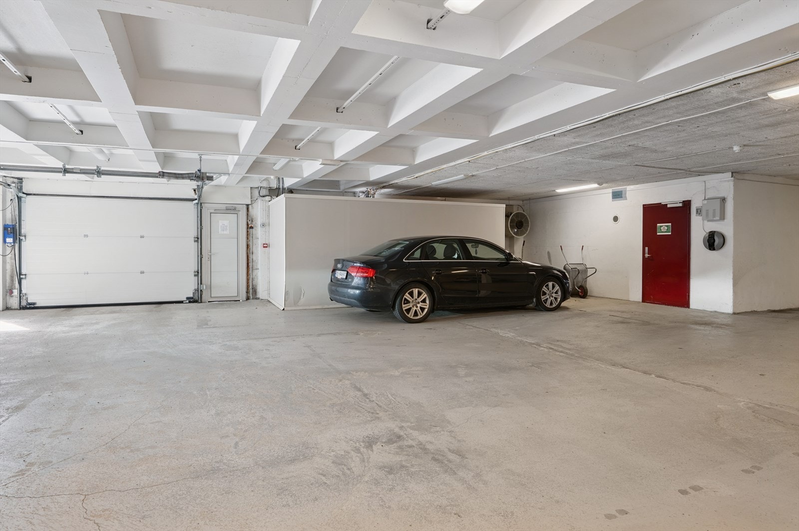 Plass nr. 306 medfølger i felles garasjeanlegg. Plassen har i tillegg el-bil lader montert. Galleribilde