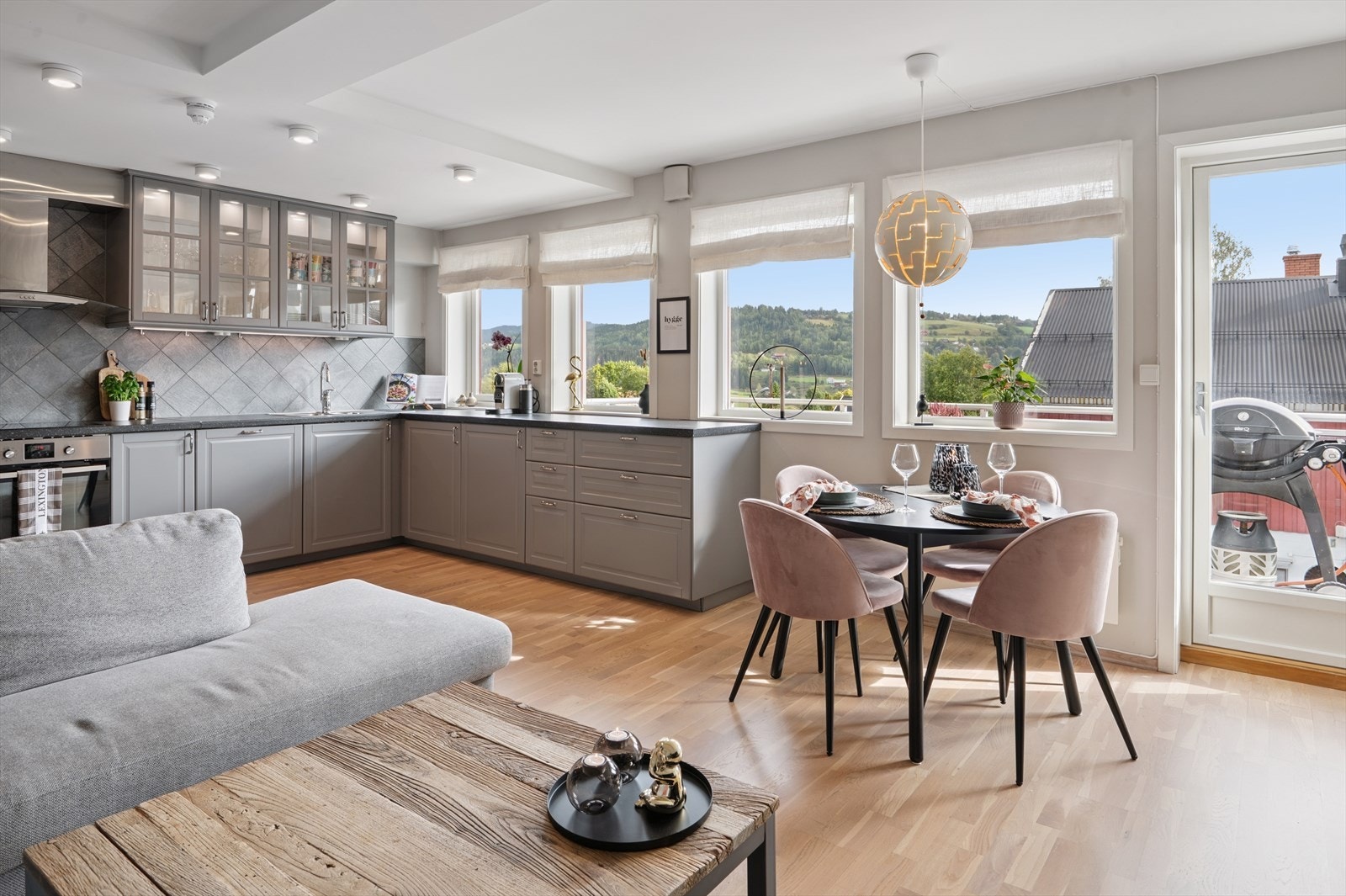 God plass til spisestue Galleribilde