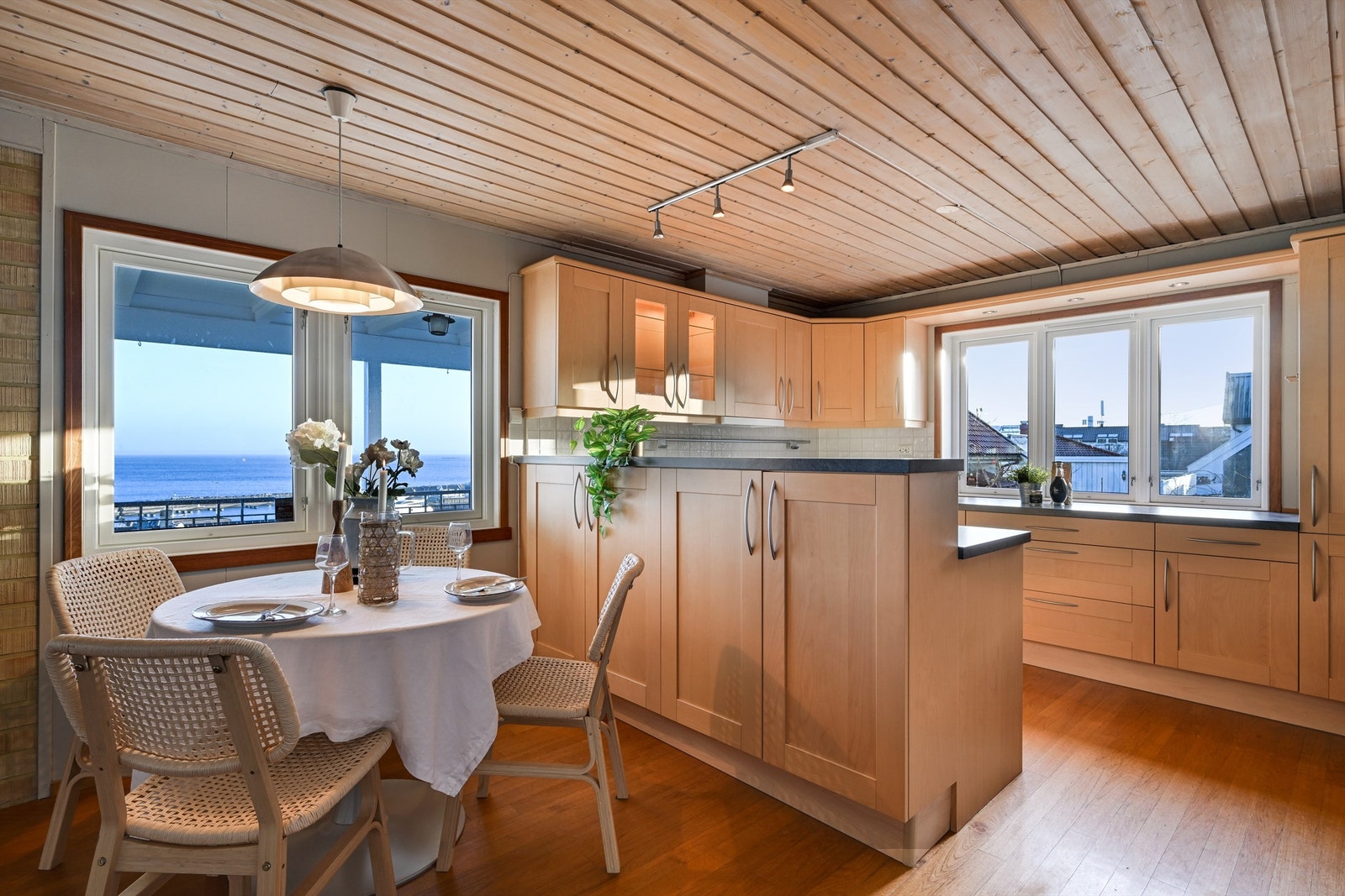 Spisestue og kjøkken Galleribilde