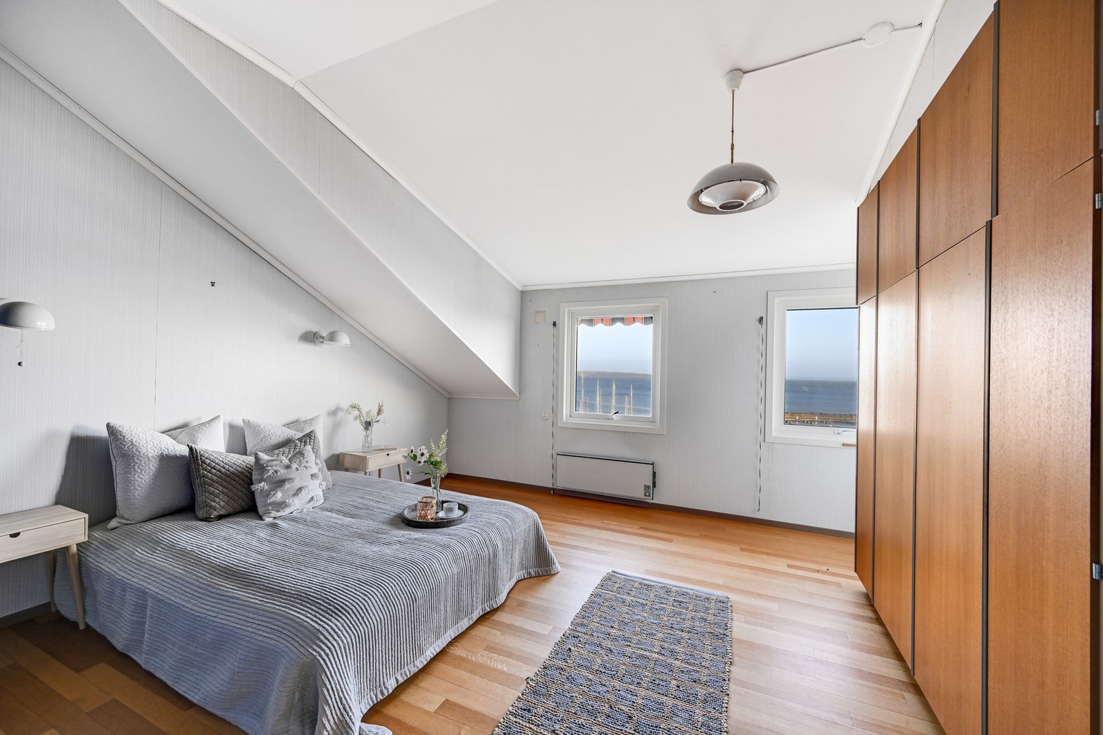 Soverom I med skapinnredning Galleribilde