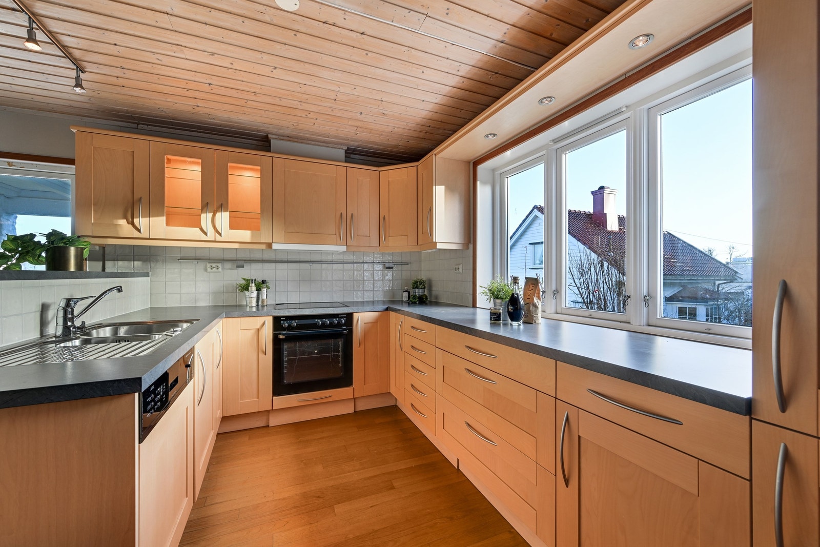 Kjøkken har integrerte hvitevarer Galleribilde