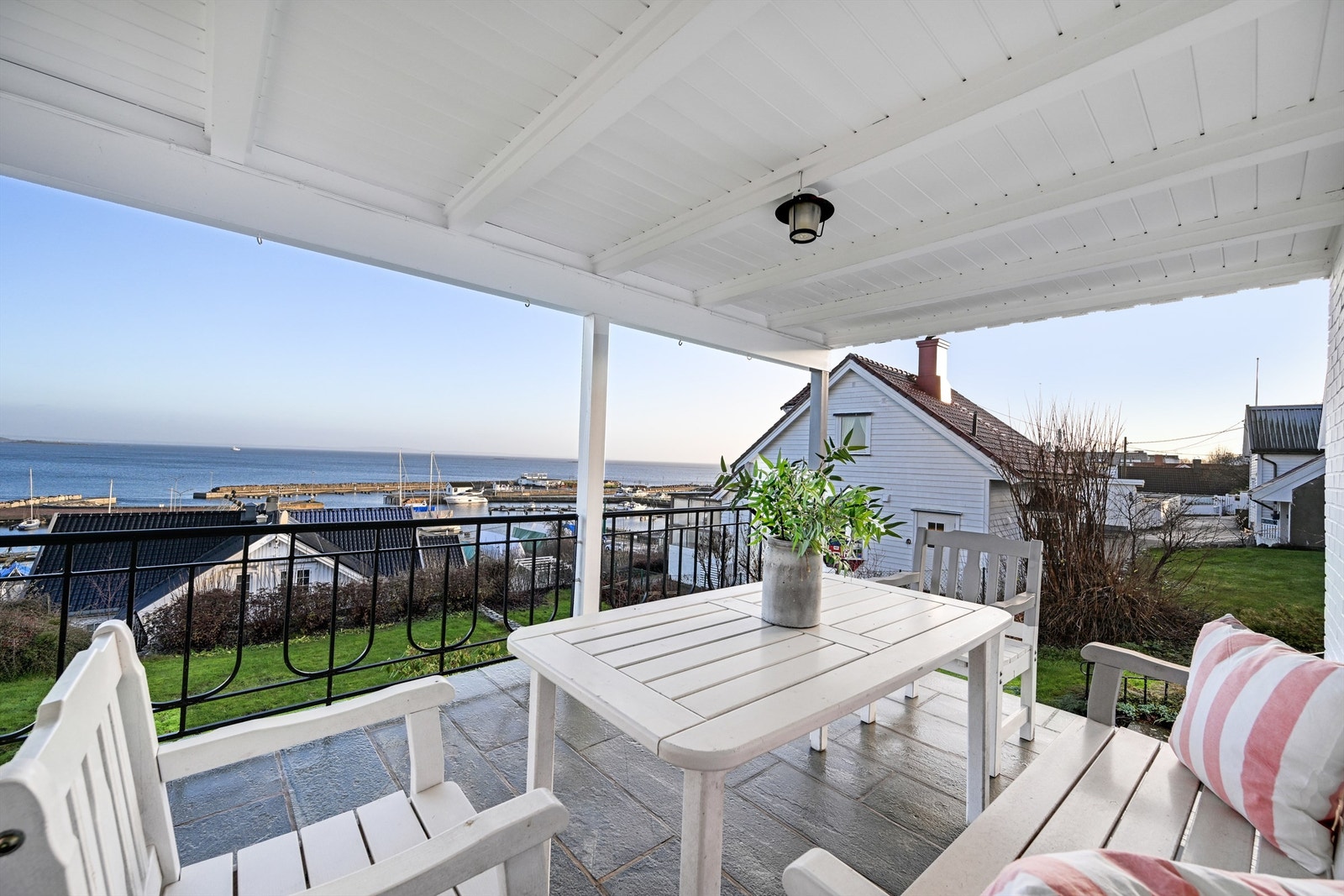 Eiendommen ligger på nedsiden av Edvard Munchs gate, med en fantastisk utsikt over Oslofjorden Galleribilde