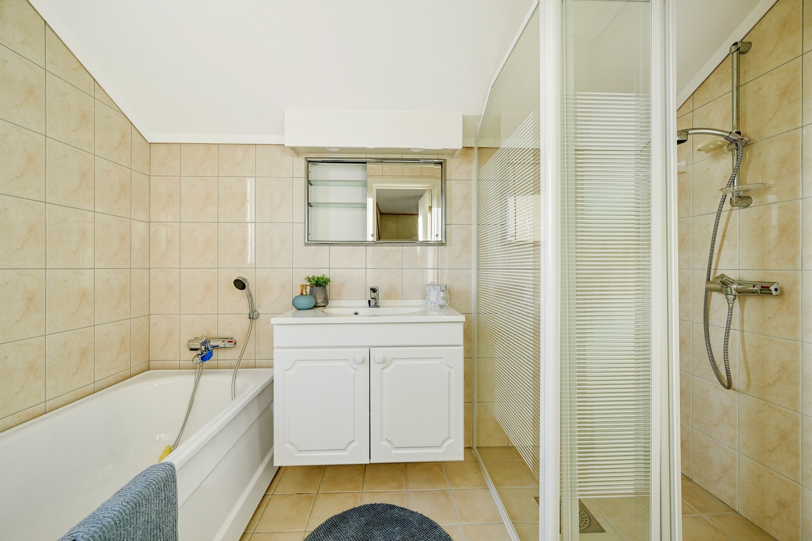 Badet har tilkomst fra fra både hovedsoverom og fra gangen via det separate toalettet Galleribilde