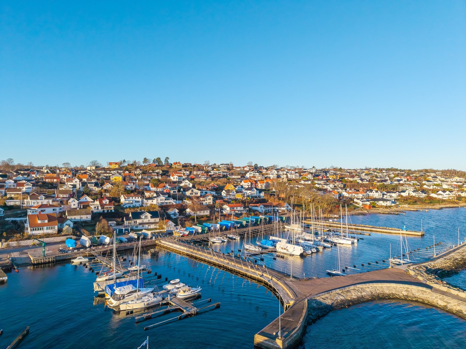 Hotell, båthavn og restauranter i umiddelbar nærhet Galleribilde