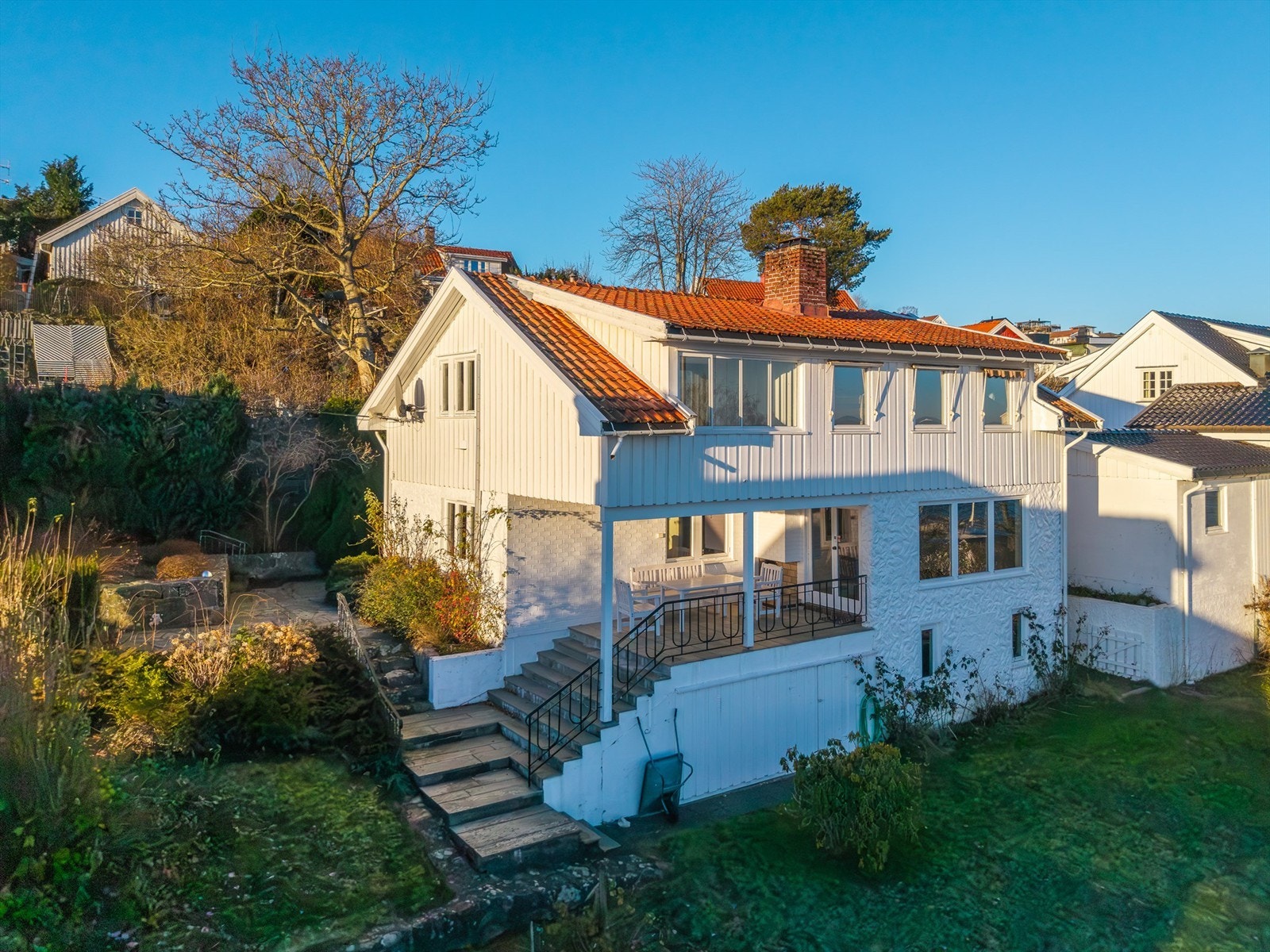 En skjermet hage på 821 kvm med skiferganger, gressplen, vintergrønt og diverse blomster. 2 frukttrær og bringebærbusker. Flaggstang Galleribilde