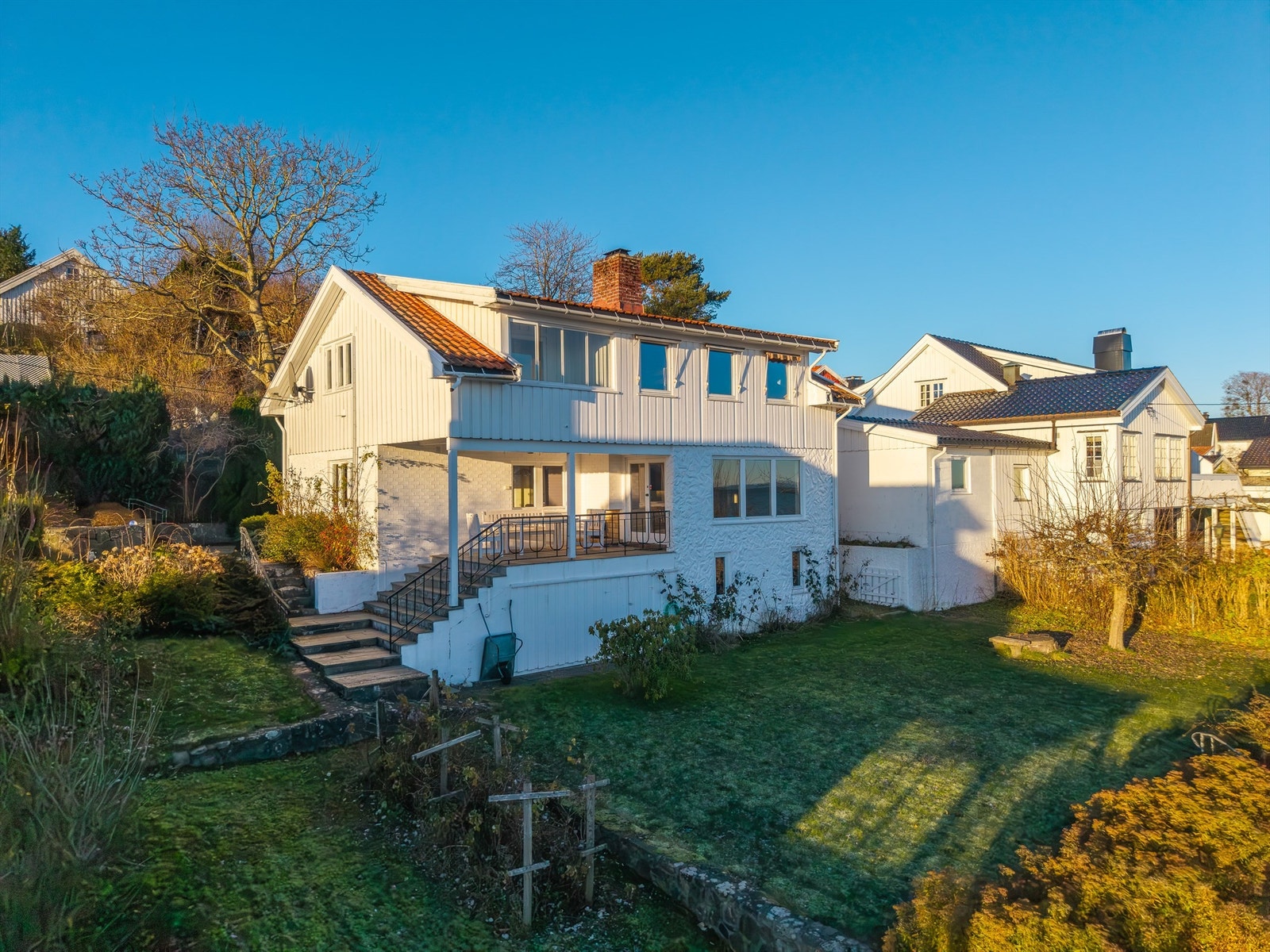 Fasade øst (legg merke til innglasset balkong i 2. etasje) Galleribilde