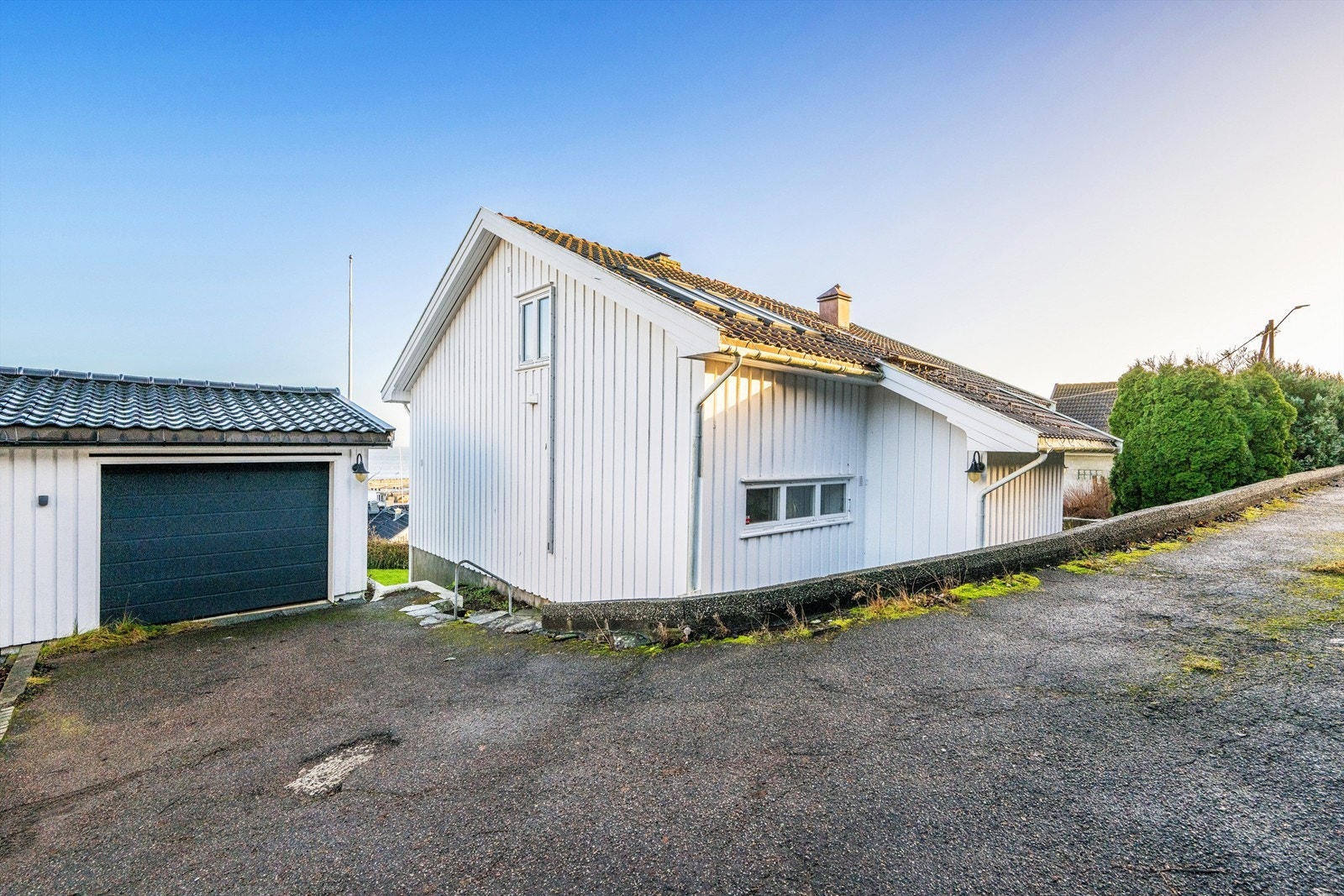 Fasade og garasje Galleribilde