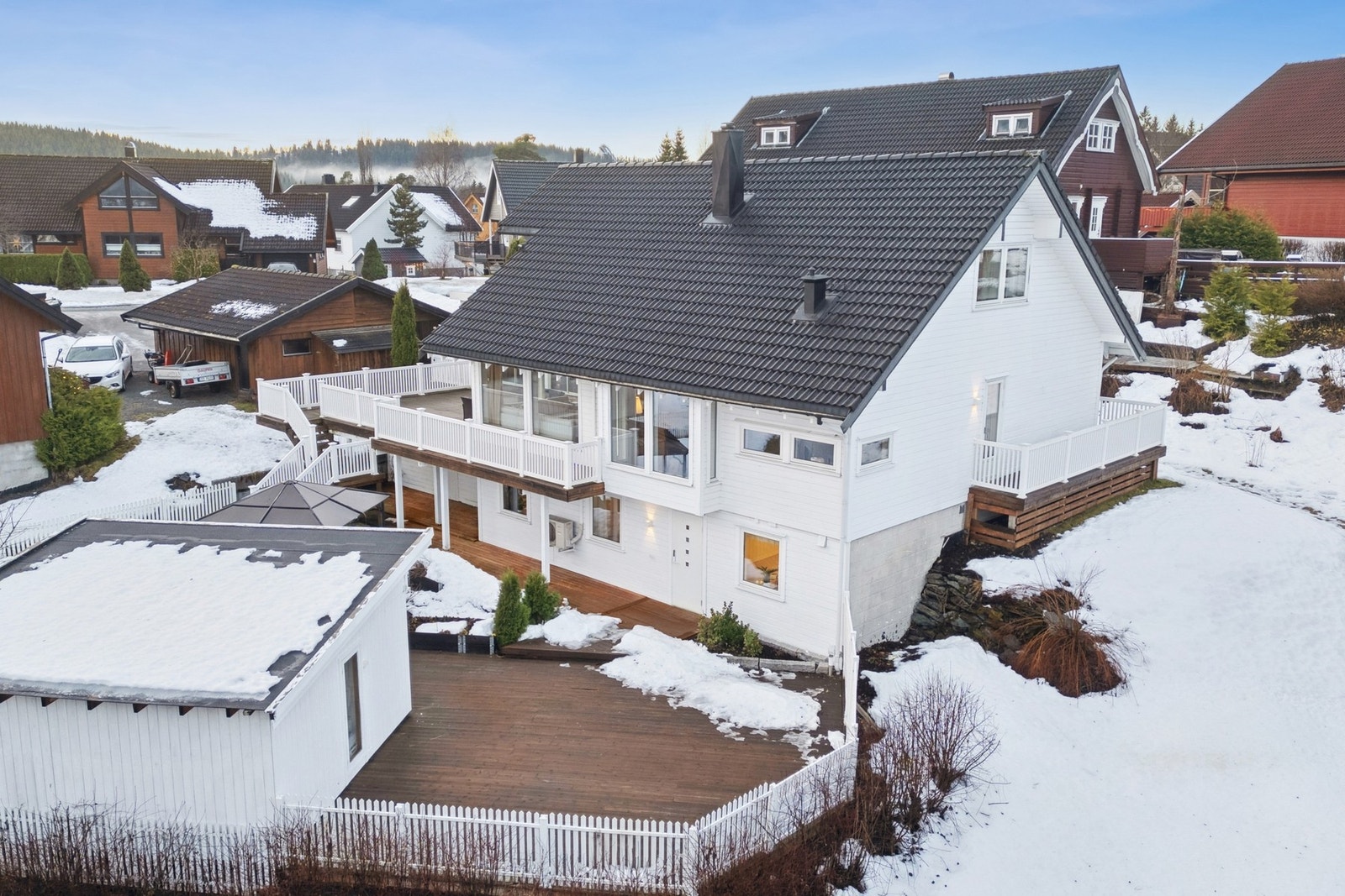 EIE eiendomsmegling v/ Andreas Forsell Lund og Julie Marie Vollan Brennvik ønsker velkommen til Flatåstoppen 13! Fotograf: Robin Syrstad v/ EFKT.
Dette er en svært innbydende og meget godt vedlikeholdt enebolig med en gjennomgående god standard, funksjon Galleribilde