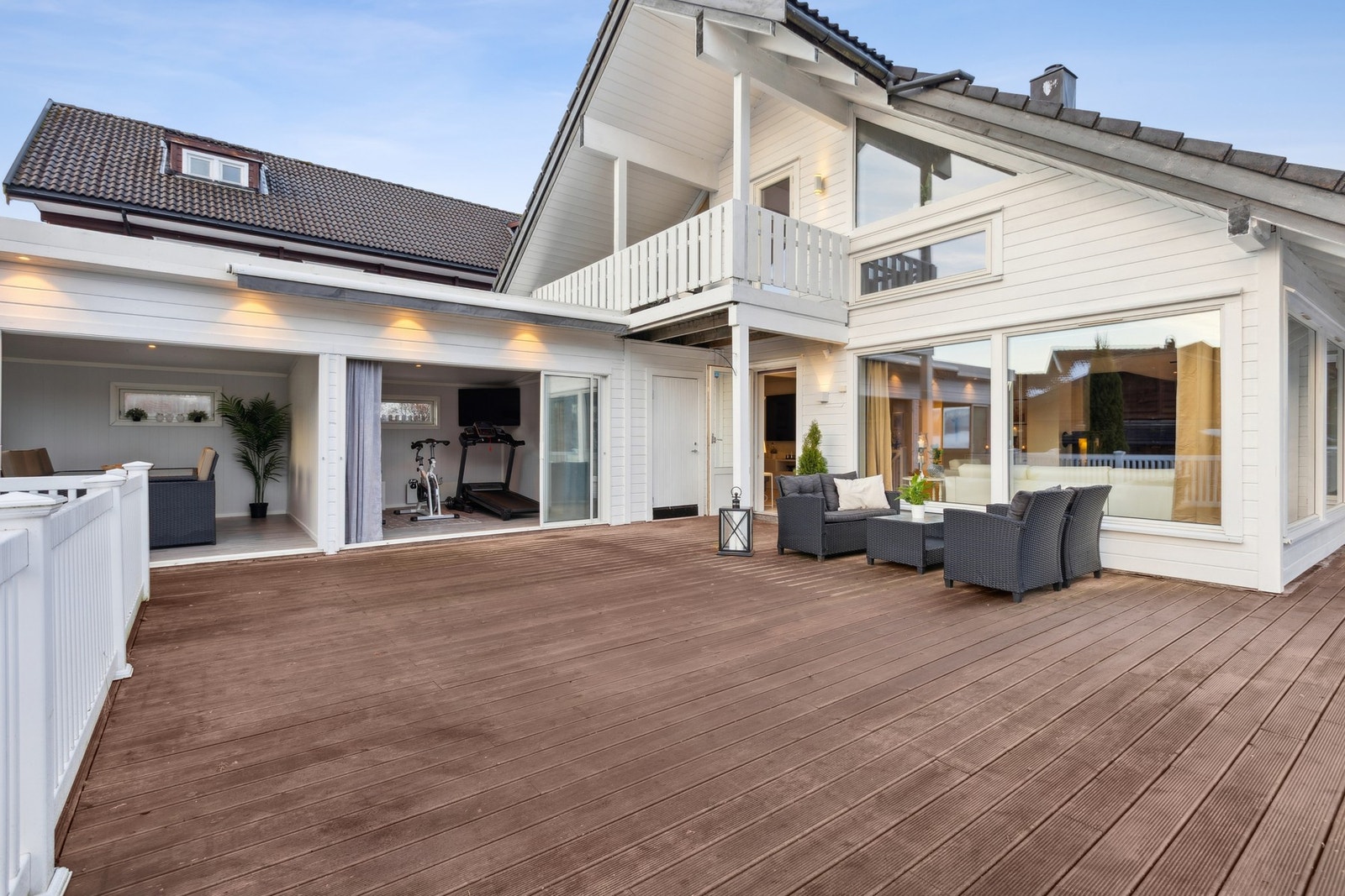 Fra stuen har man utgang til en meget stor sørvestvendt veranda. Det er bygd på en bod, et treningsrom og en vinterhage. Galleribilde