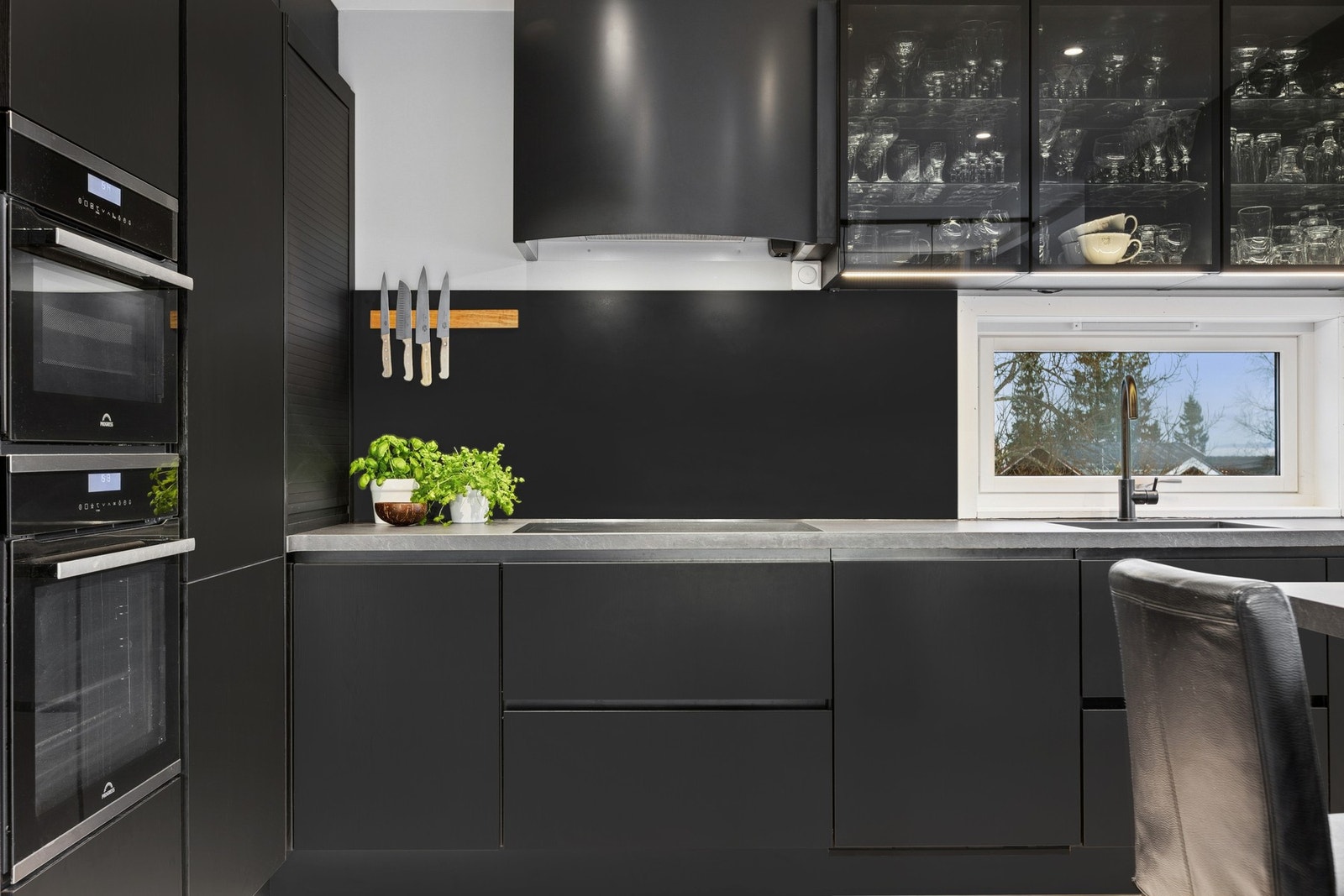 Et tidsriktig og moderne kjøkken, med en gjennomtenkt løsning for god arbeidsflyt. Det er mye skap- og benkplass. Stekeovn og mikrobølgeovn er godt plassert i arbeidshøyde. Galleribilde