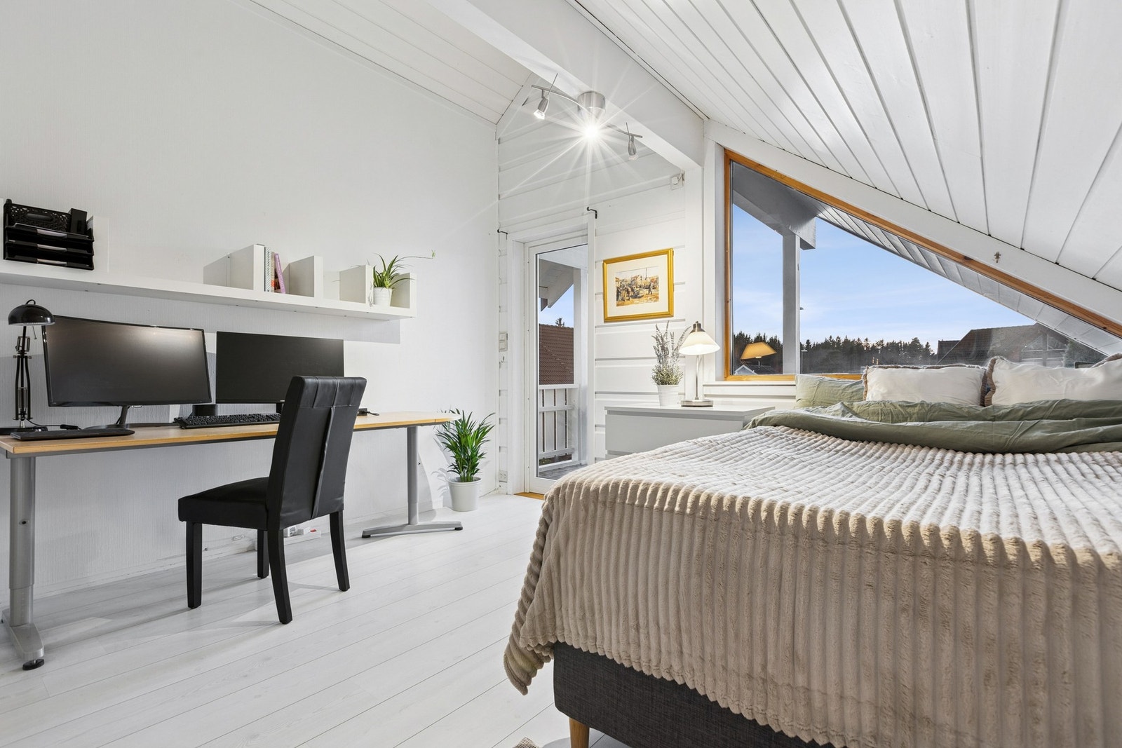 I boligens loftsetasje er det fire rom som i dag benyttes som soverom.
Avbildet her soverom med utgang til veranda. Galleribilde