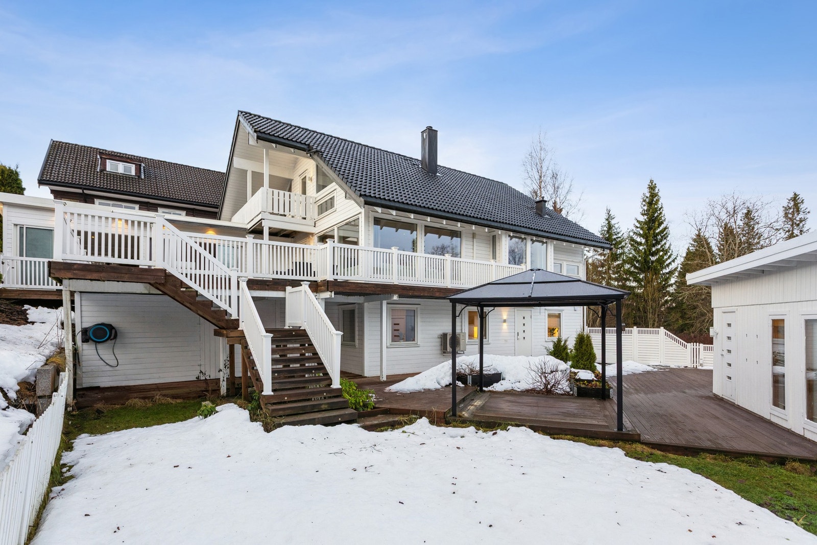 På sør siden av boligen finner man en stor hage, hvor små og store kan leke året rundt. Galleribilde