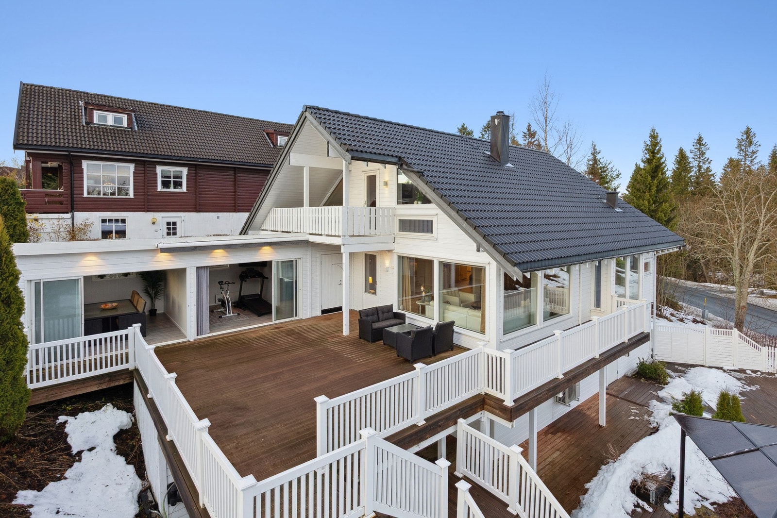 Yttertak er av saltakskonstruksjon, og er tildelt TG1 av takstmann. Det har nylig blitt foretatt takfornying.
Boligen har et totalt bruksareal på 292 kvm. Galleribilde