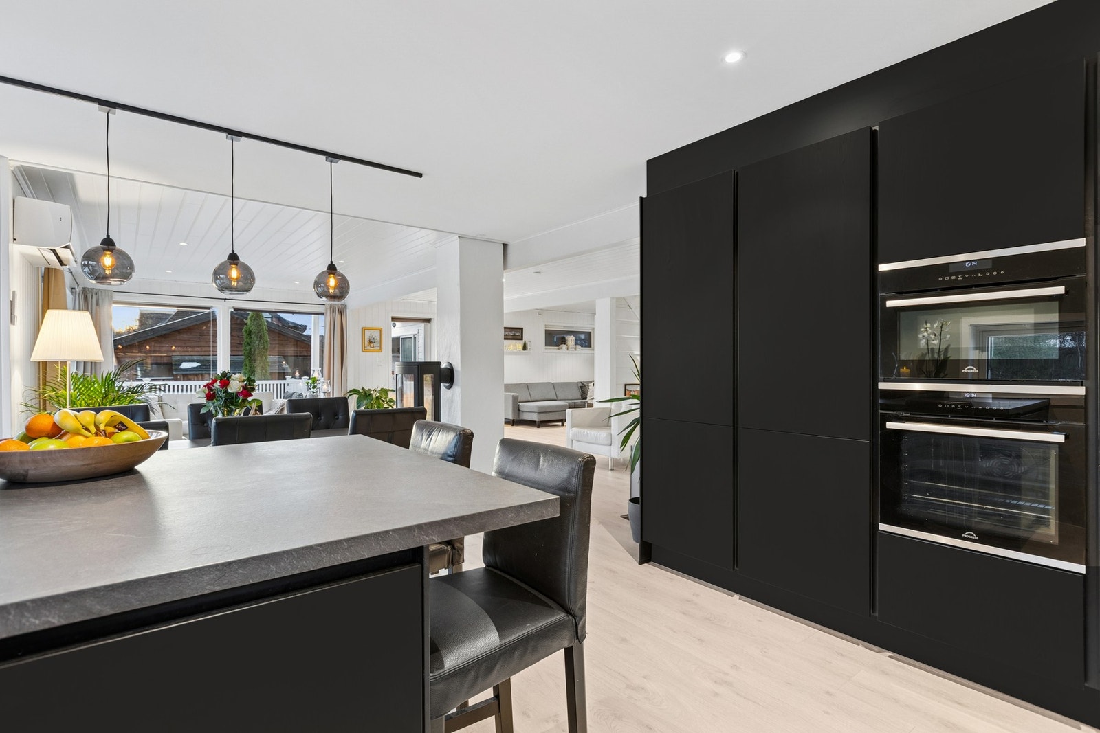 Meget pent kjøkken fra 2023. Integrerte hvitevarer og kjøkkenøy! Skap som går helt opp til himlingen sparer deg for støvtørking. Galleribilde