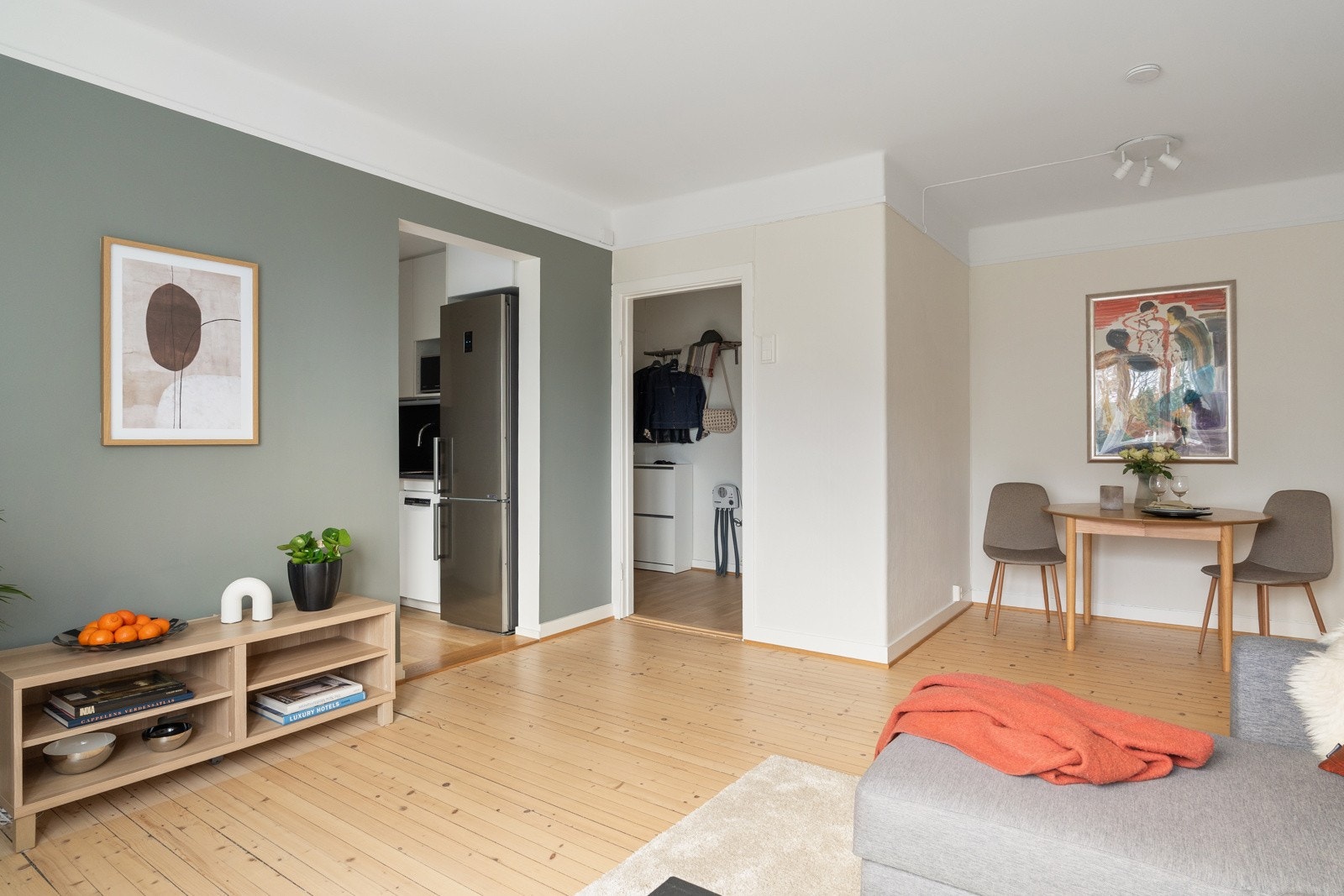 Lyse fargevalg, store vindusflater og god takhøyde bidrar til en luftig atmosfære Galleribilde