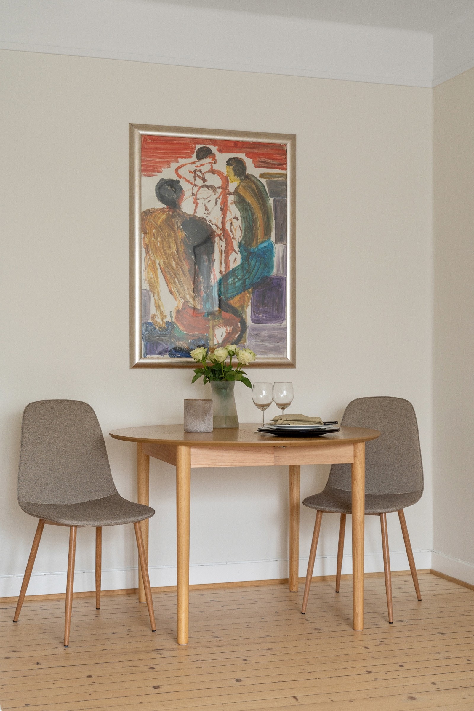 Stuen byr på god plass til spisebord og legger til rette for hyggelige måltider og sosiale sammenkomster Galleribilde