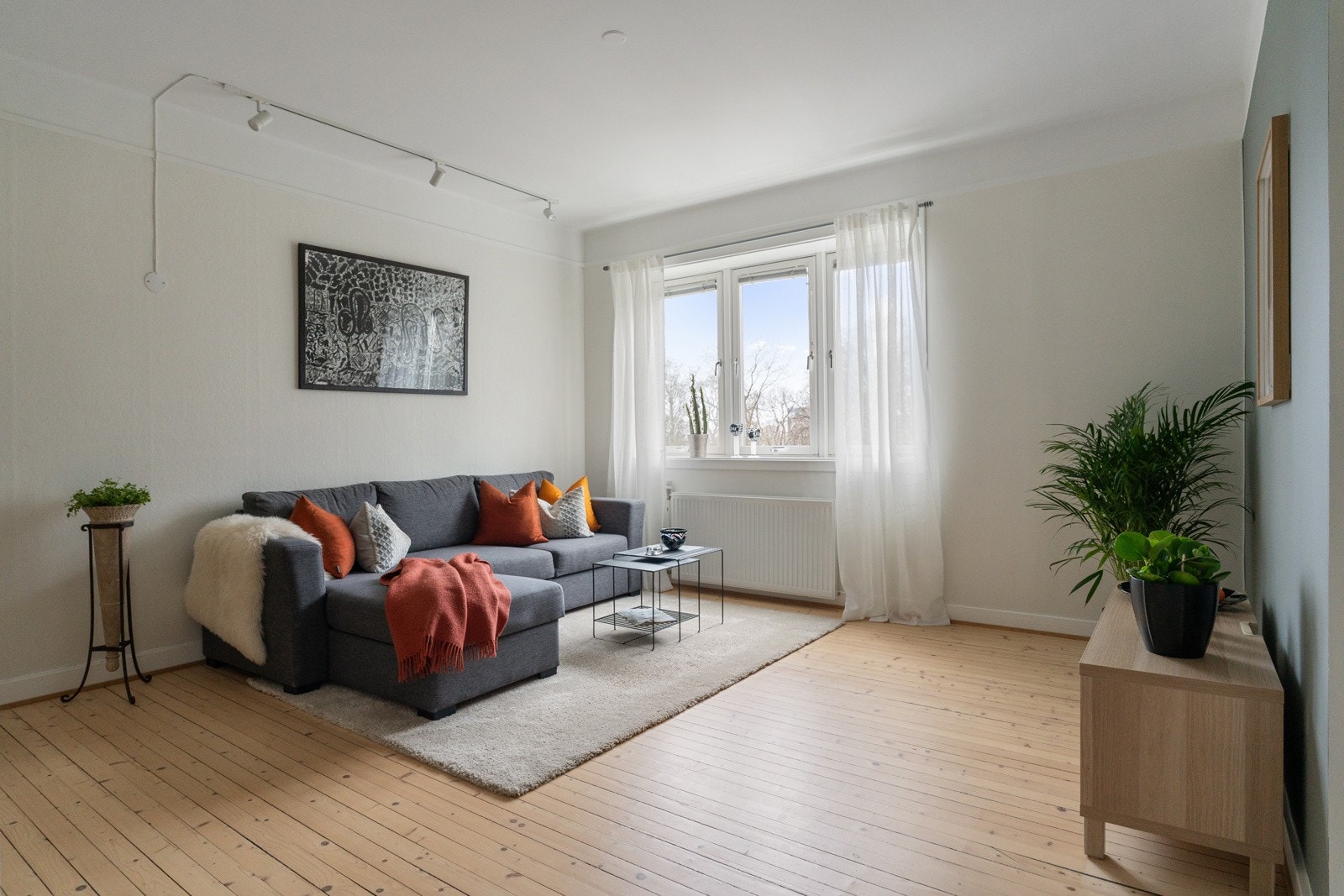 Boligen har store vinduer og et fritt utsyn fritt for gjenboere Galleribilde