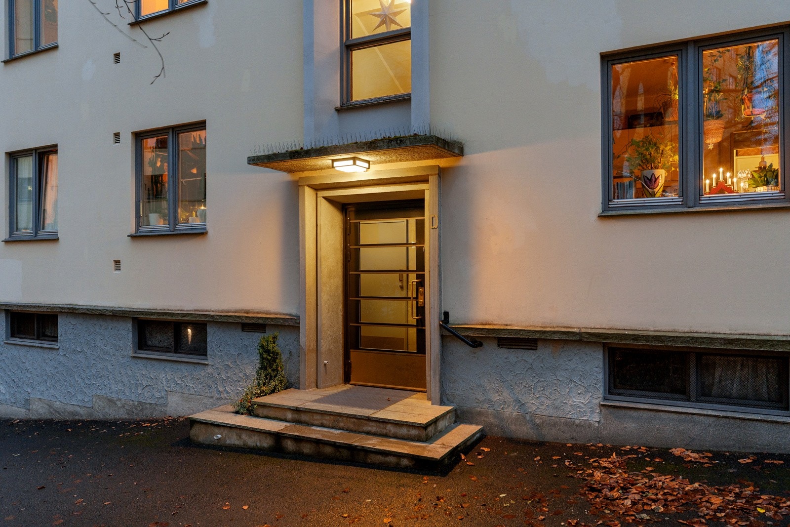 Hyggelig inngangsparti fra skjermet bakgård Galleribilde