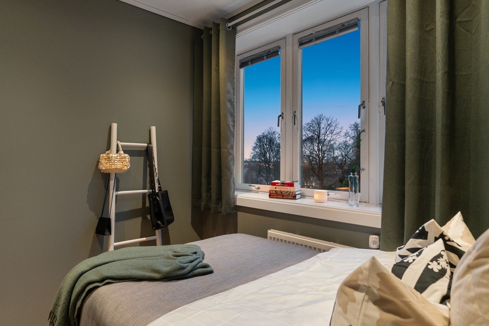 Store vindusflater slipper inn rikelig med dagslys Galleribilde