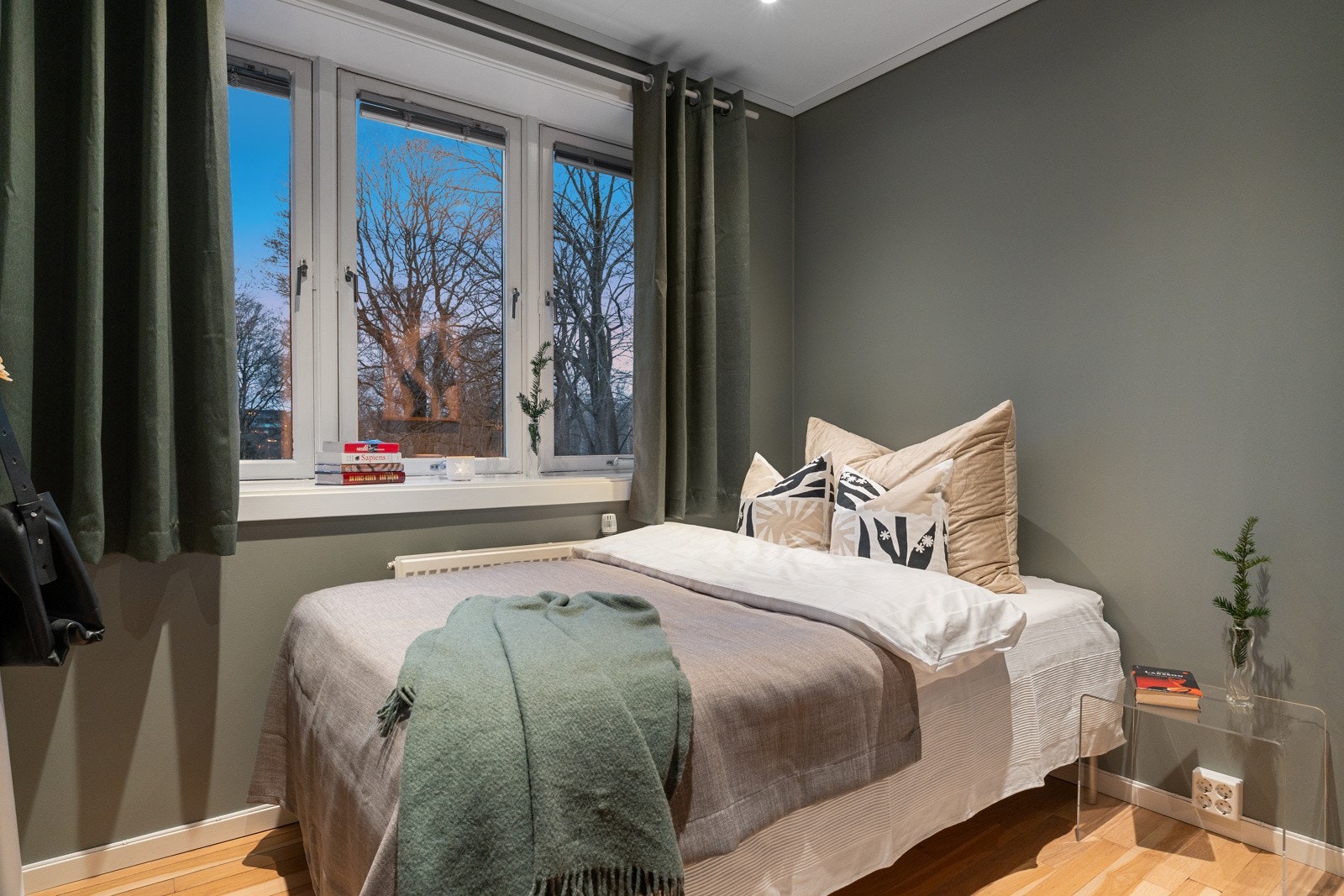 Soverom med plass til dobbeltsteng og tilhørende møblement Galleribilde