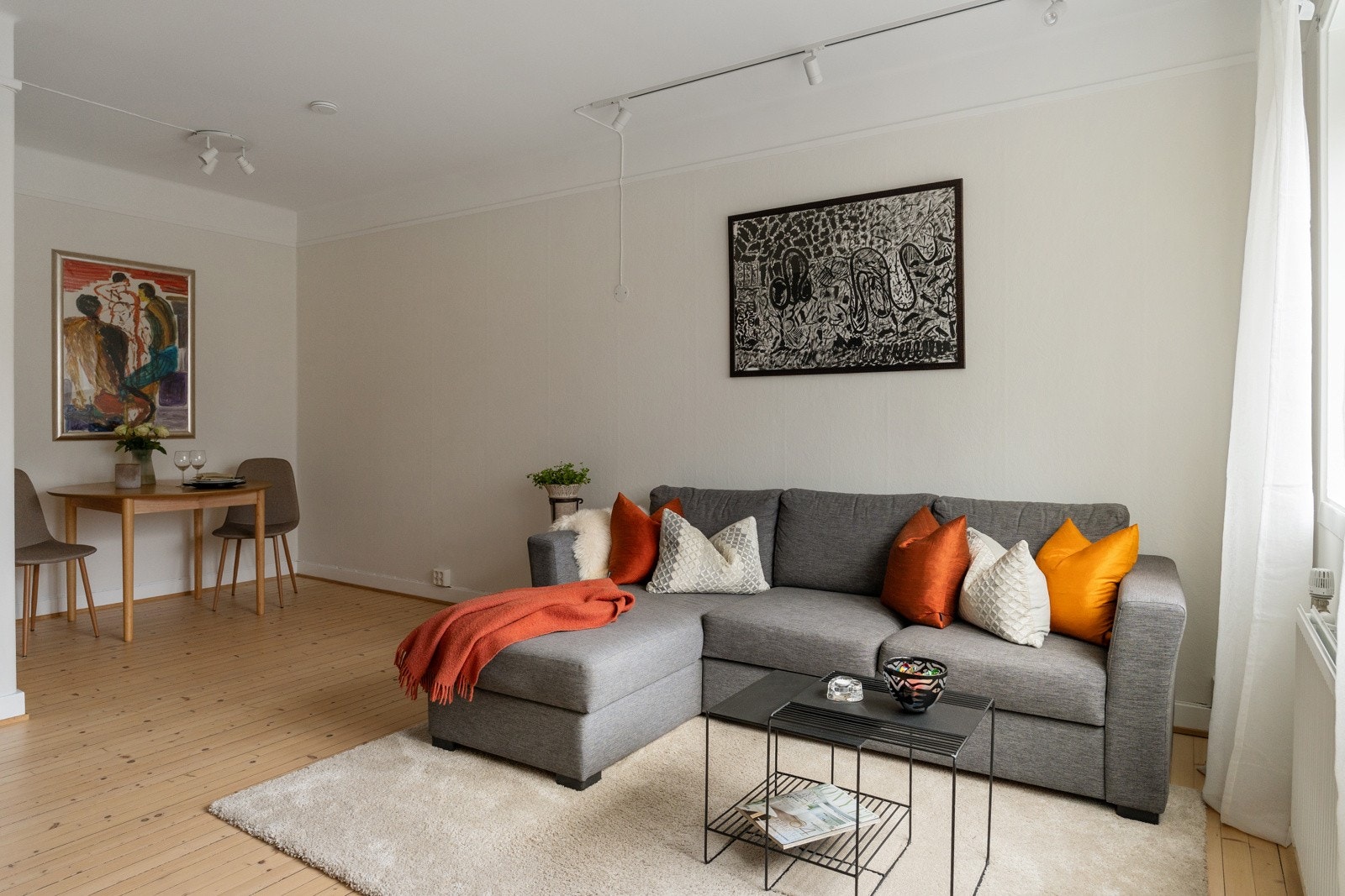 Leiligheten har en åpen og lys stue, plass til sofagruppe og tilhørende møblement Galleribilde