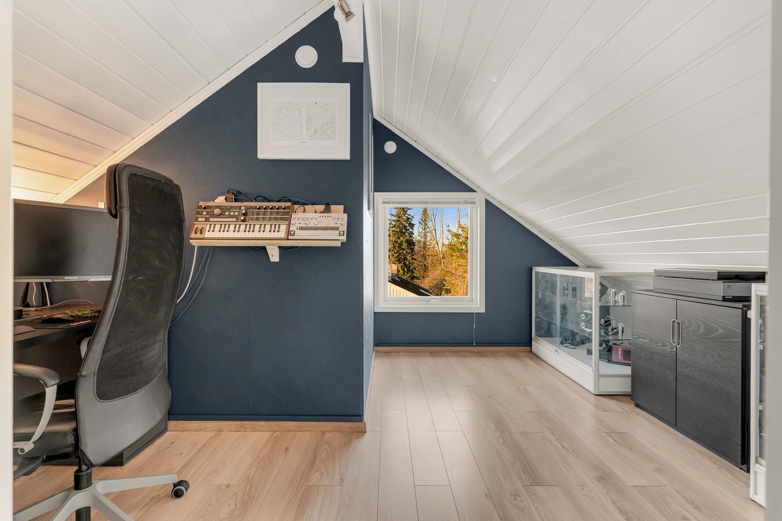 Stort soverom med god plass til skrivebord og seng. Galleribilde