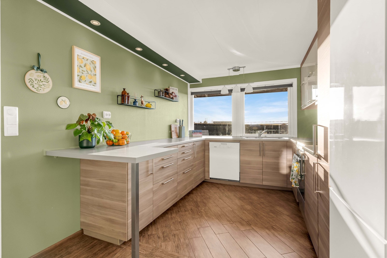 Det lyse og pene kjøkkenet inviterer til sosiale sammenkomster og hyggelige familiekvelder. Galleribilde