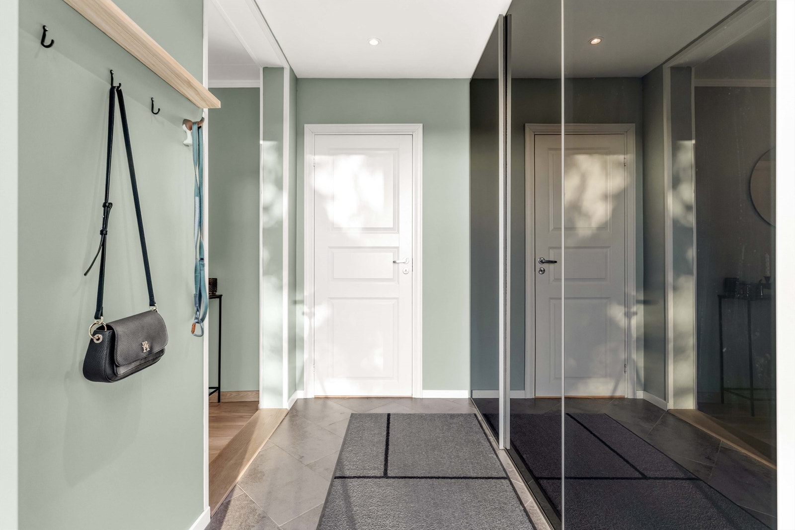 Velkommen inn i hoveddelen. Entreen gir et hyggelig førsteinntrykk med stor garderobe med nok plass til å henge fra seg yttertøy samt annen oppbevaring. Foto: Anders Botnmark - Isnitt. Galleribilde