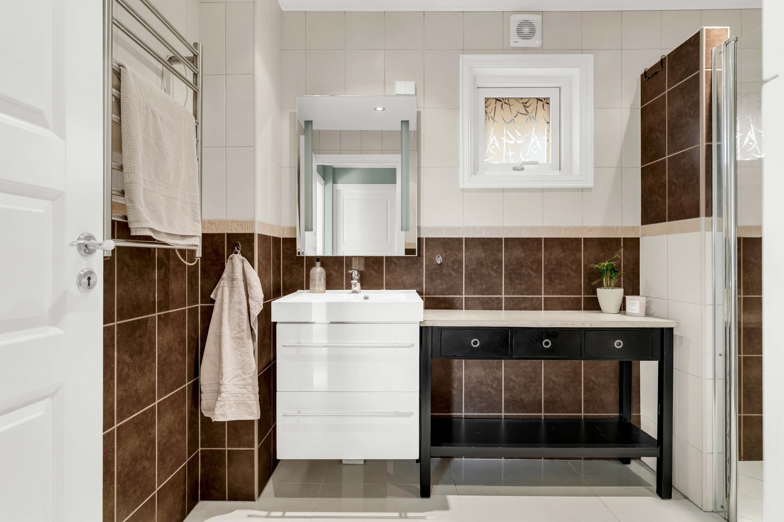 Romslig bad i 1 etasje. Her har du fliser på både gulv og vegg, samt elektriske varmekabler i gulvet. Galleribilde