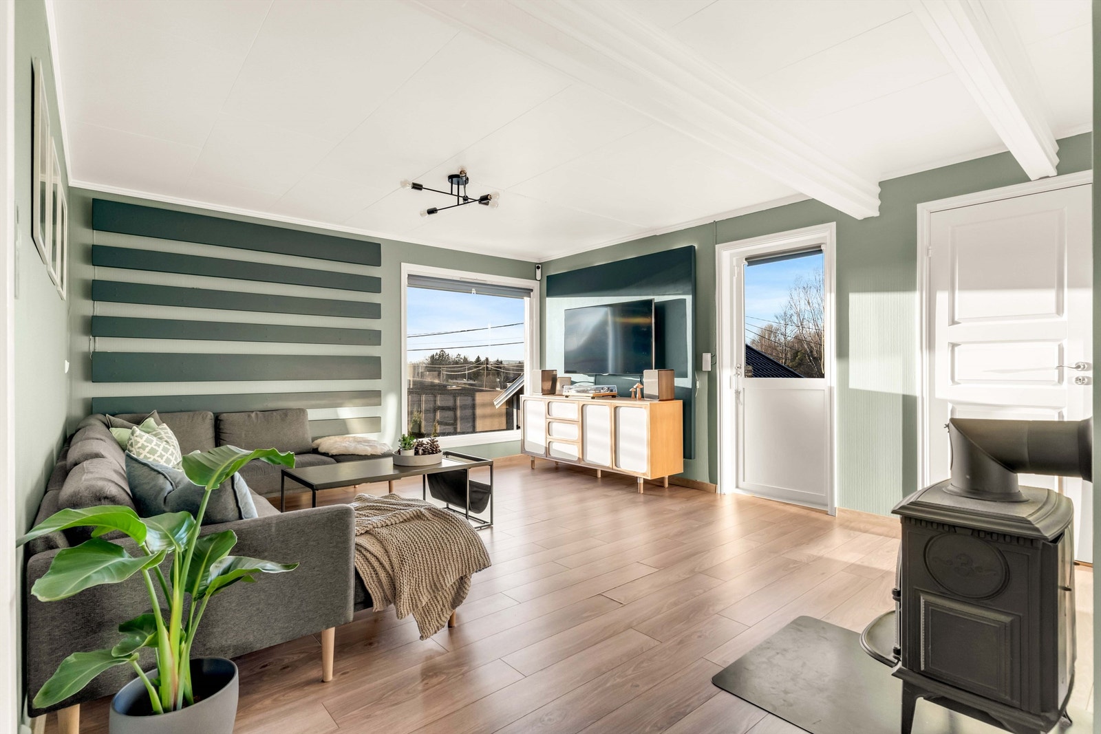 Store vindusflater gir rikelig med naturlig lys, samt et flott utsyn utover det naturlige landskapet rett utenfor boligen. Galleribilde