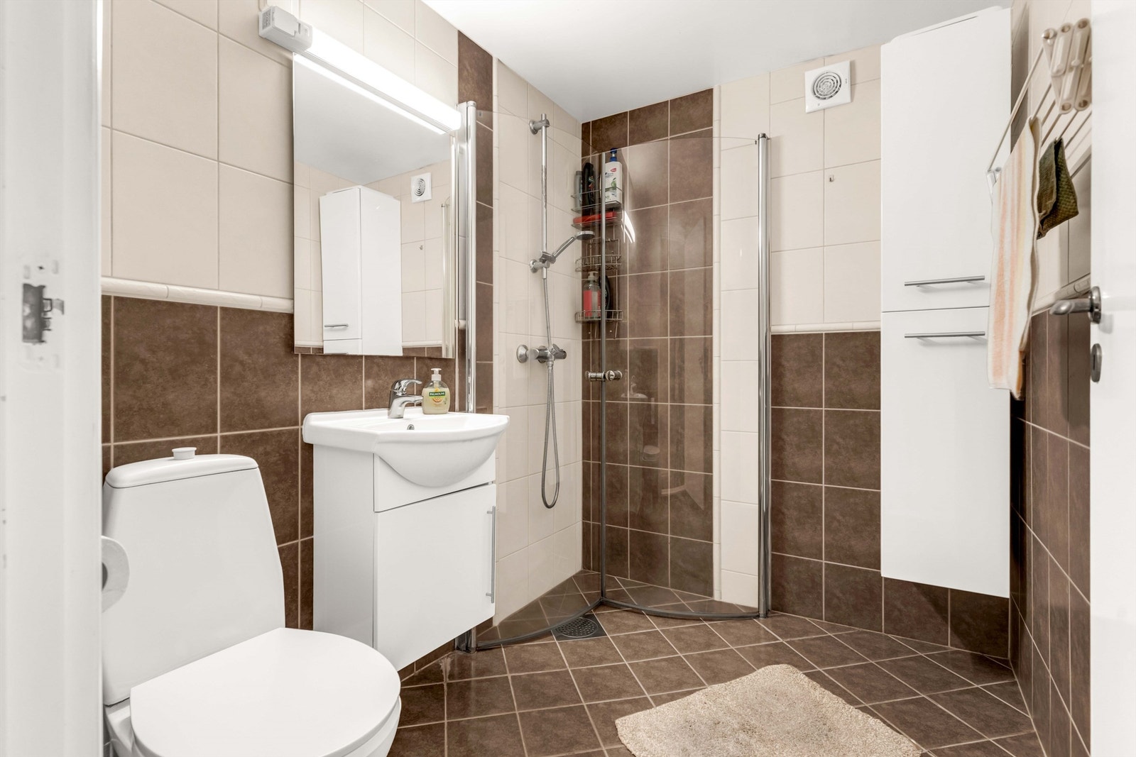 Badet i utleiedelen er flislagt med varmekabler i gulvet. Galleribilde