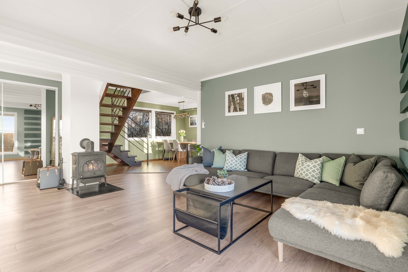 Den romslige stuen gir nok boltreplass til hele familien. Galleribilde