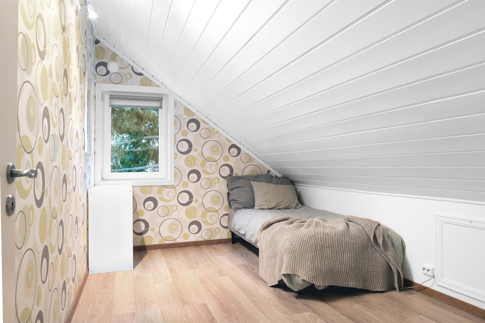 Soverom nummer to i overetasjen er et praktisk gjesterom eller barnerom. Galleribilde