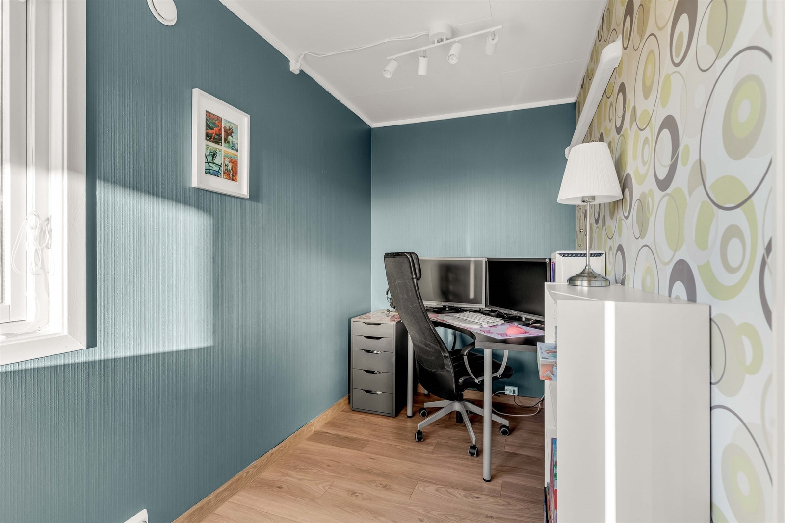 Et praktisk kontor med inngang fra stuen. Galleribilde