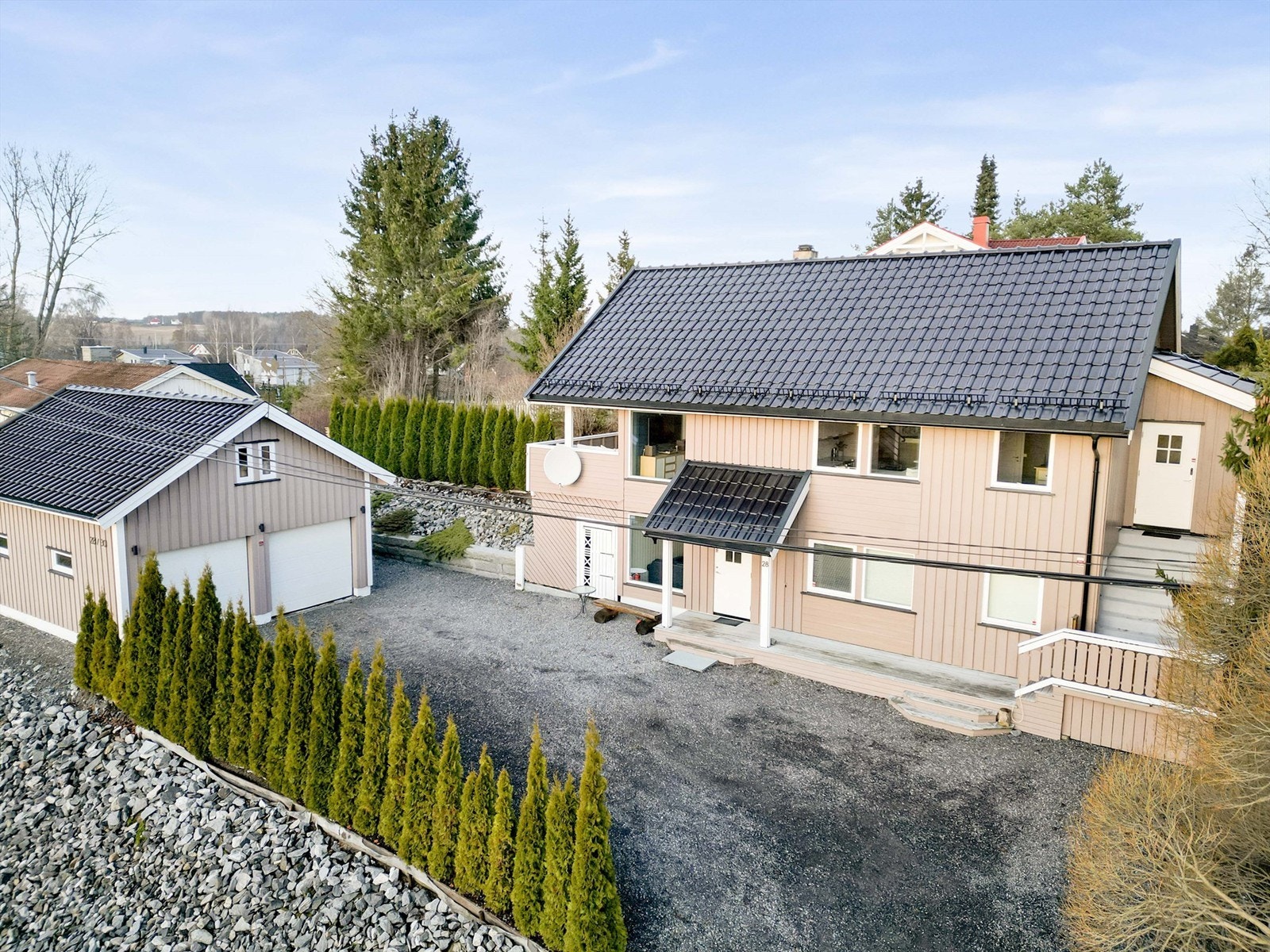 Utleiedelen har egen inngang foran huset. Galleribilde