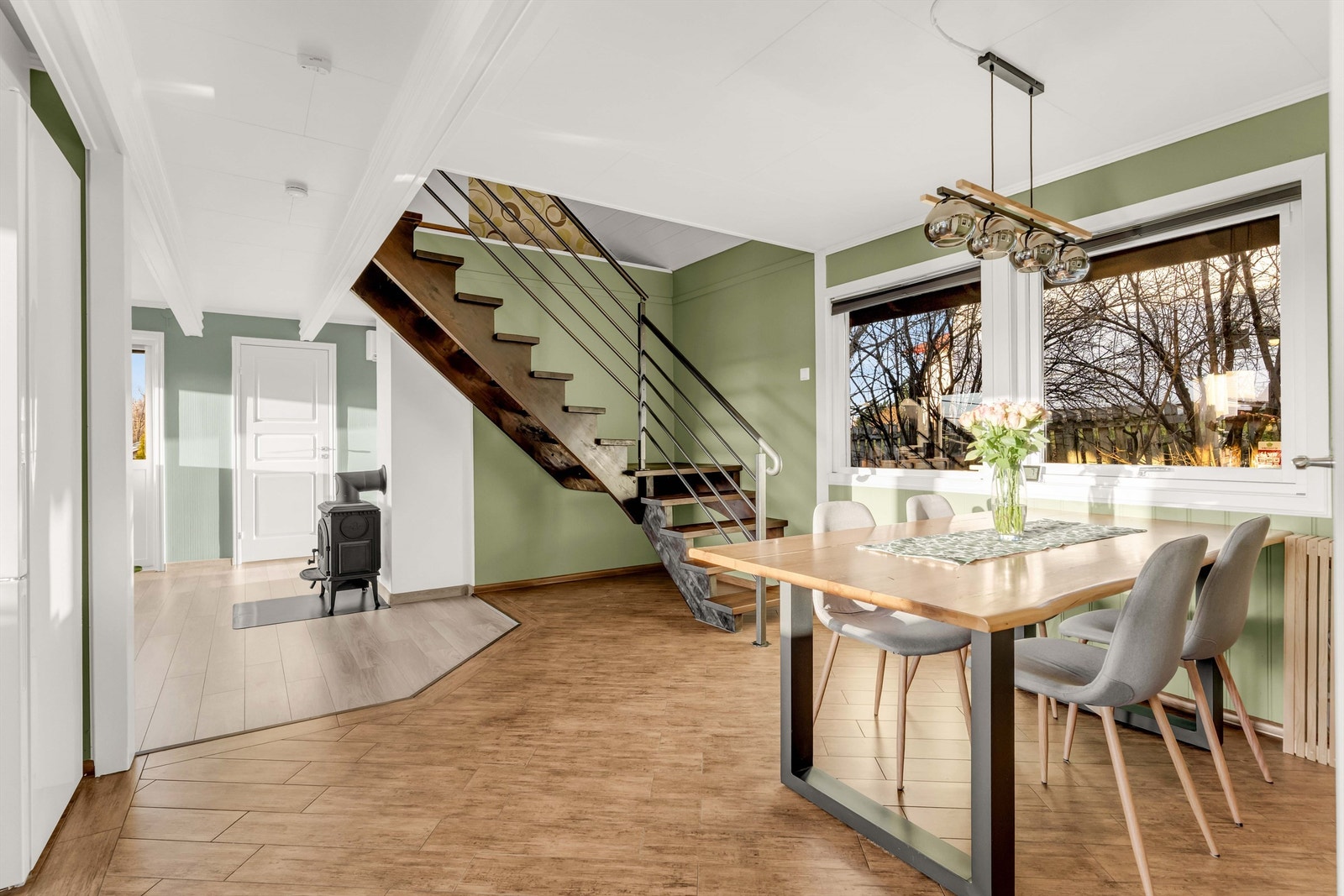 Kjøkkenet har en åpen løsning ut mot spisestuen og videre inn til stuen. Galleribilde