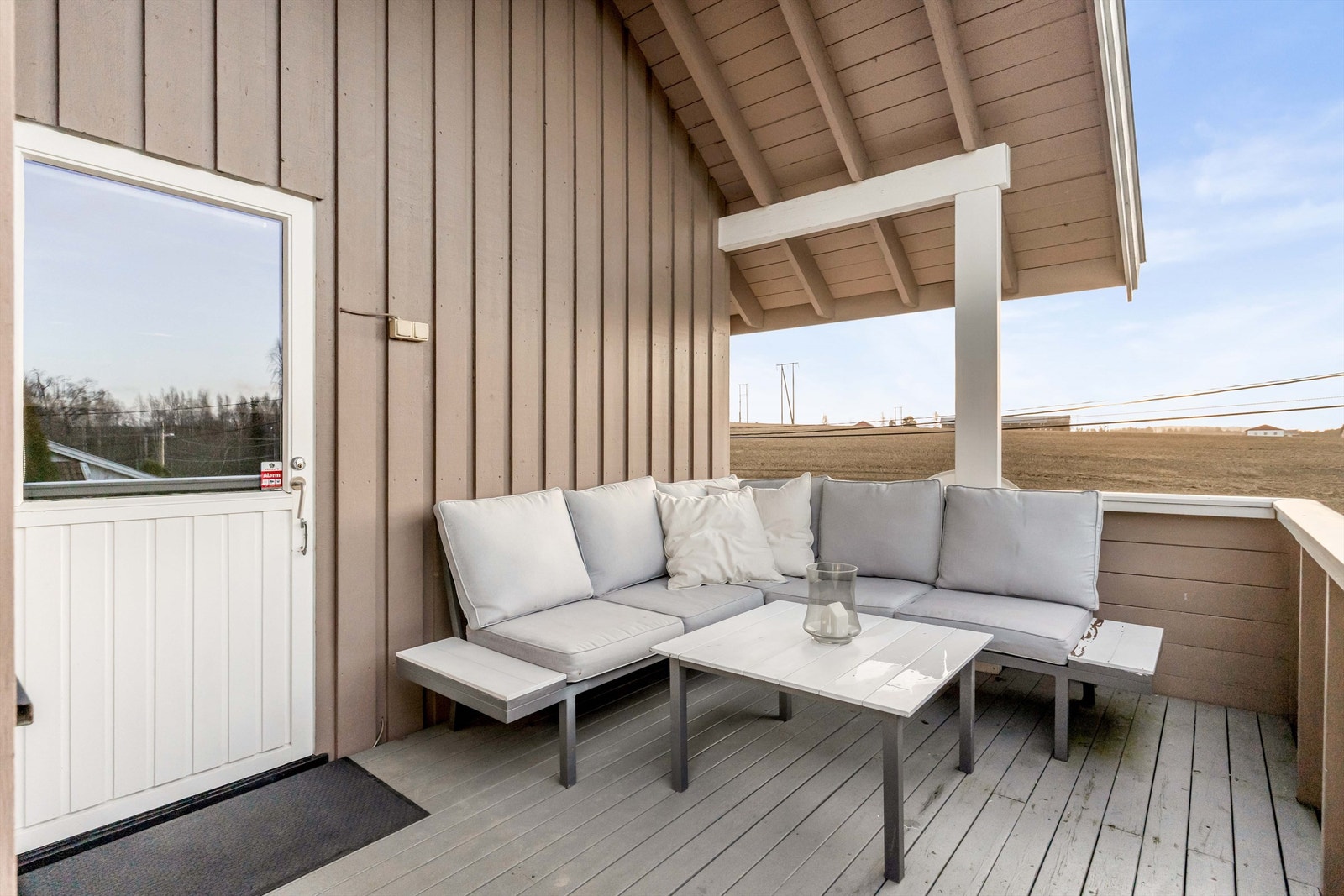 Balkongen blir som en forlengelse av stuen på fine sommerdager. Galleribilde