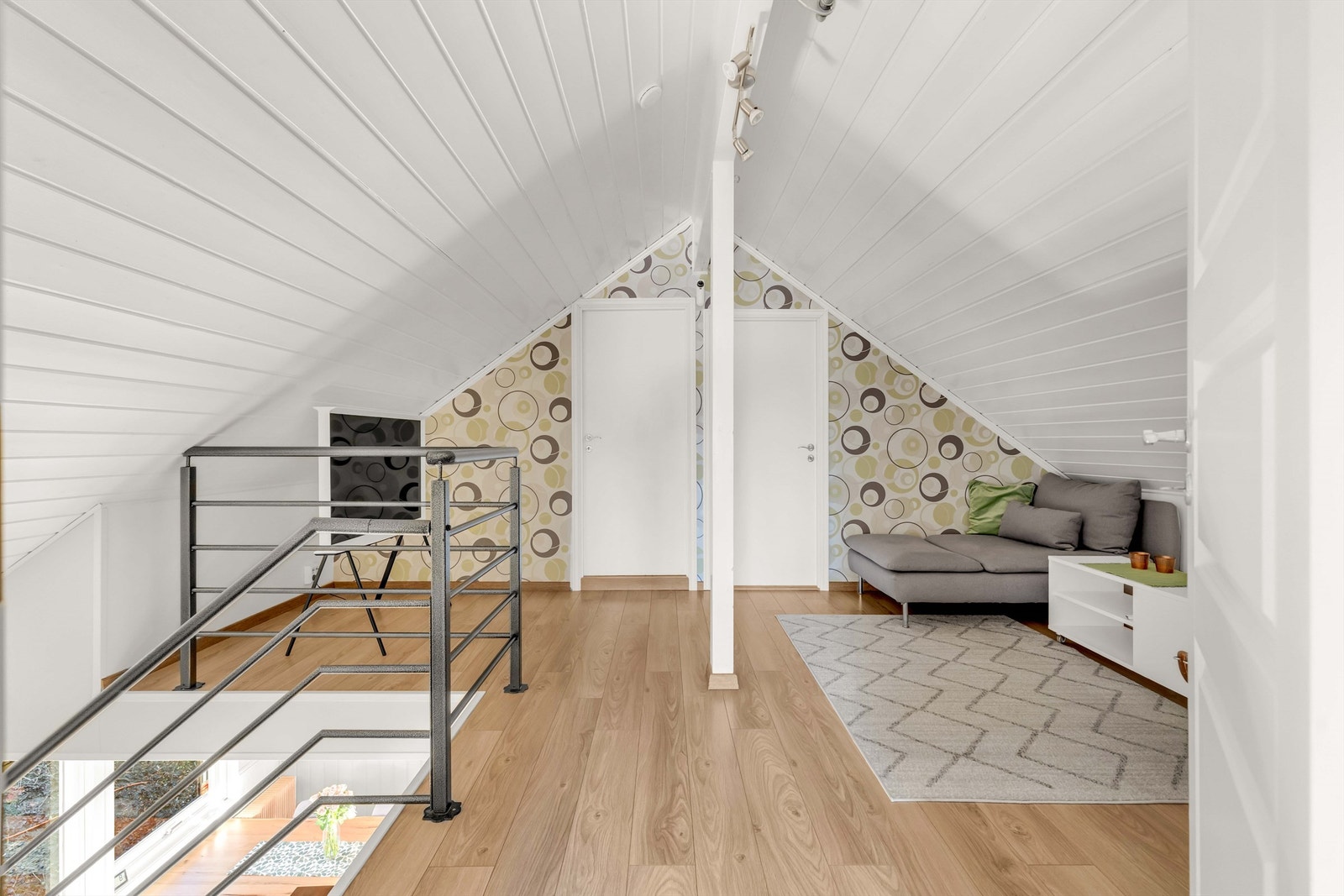 I 2. etasje blir du møtt av stue nummer 2. Er dere en familie med barn eller ungdom i hus er dette noe du bare må ha! Galleribilde