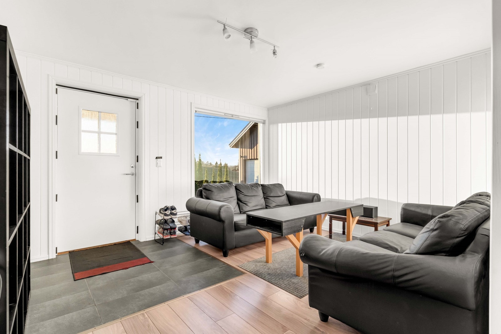 Oppholdsrommet er malt i lyse farger og med store vindusflater er det rikelig med naturlig lys. Galleribilde