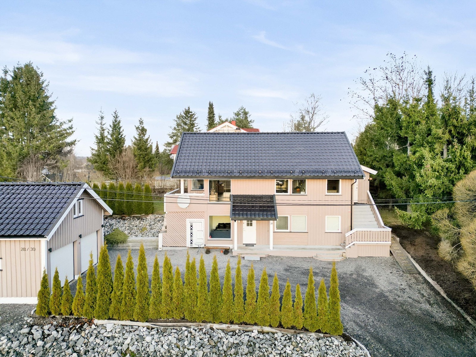 Stor dobbelgarasje med god lagring på loftet. Velkommen til visning! Galleribilde