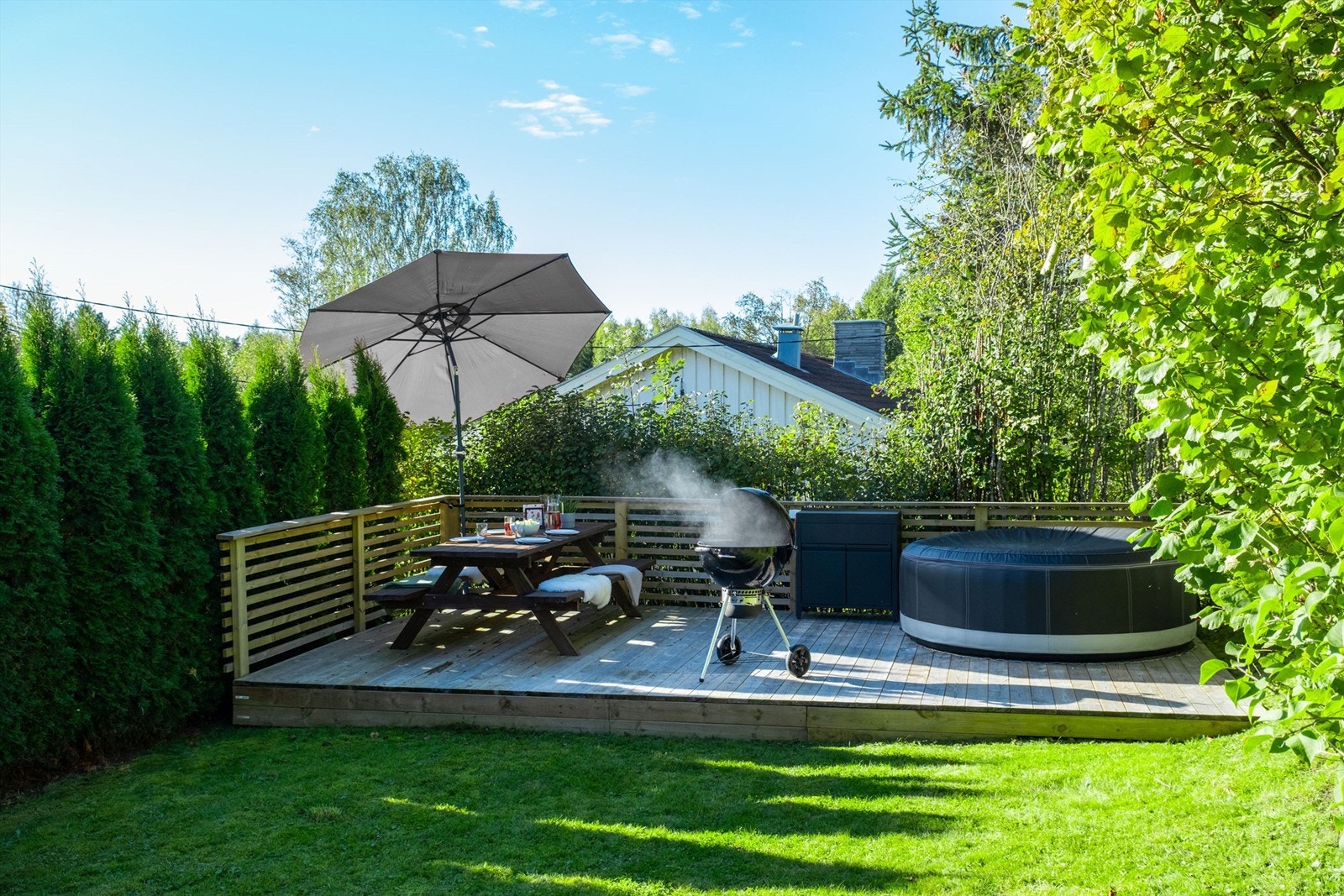 Ute i hagen er det bygd en flott platting, perfekt på fine dager. Bursdager, sosiale sammenkomster eller uforglemmelige familiemiddager kan nytes her. Galleribilde