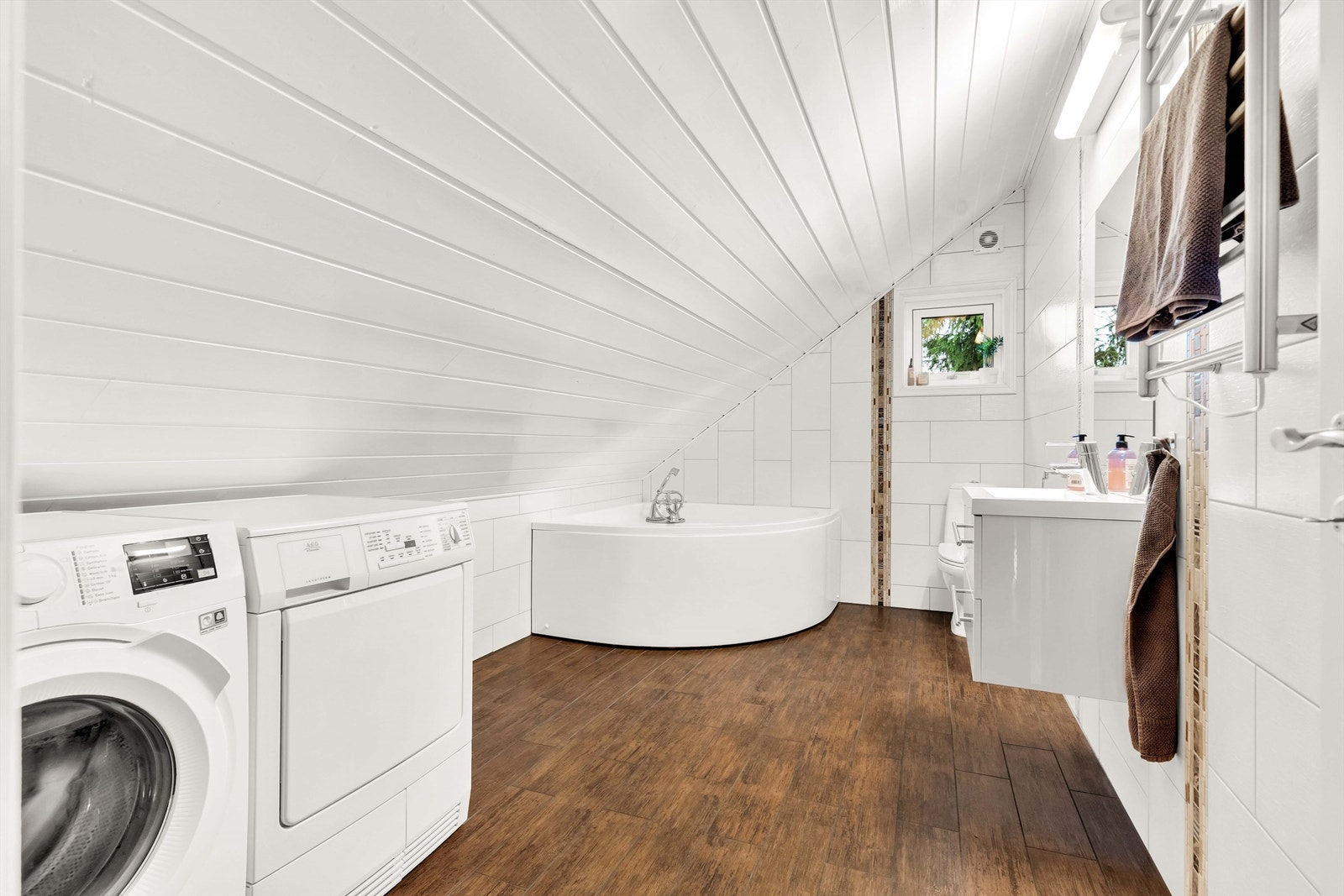 Flislagt bad i 2. etasje med elektriske varmekabler i gulvet. Her er det opplegg til vaskemaskin, samt god plass til tørketrommel. Galleribilde