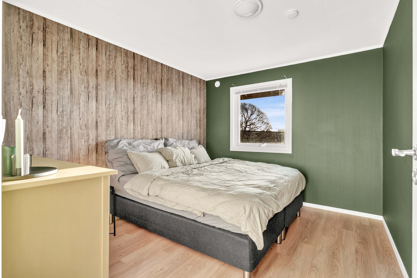 Inne i boligen igjen finner du et romslig hovedsoverom i 1. etasje. Galleribilde