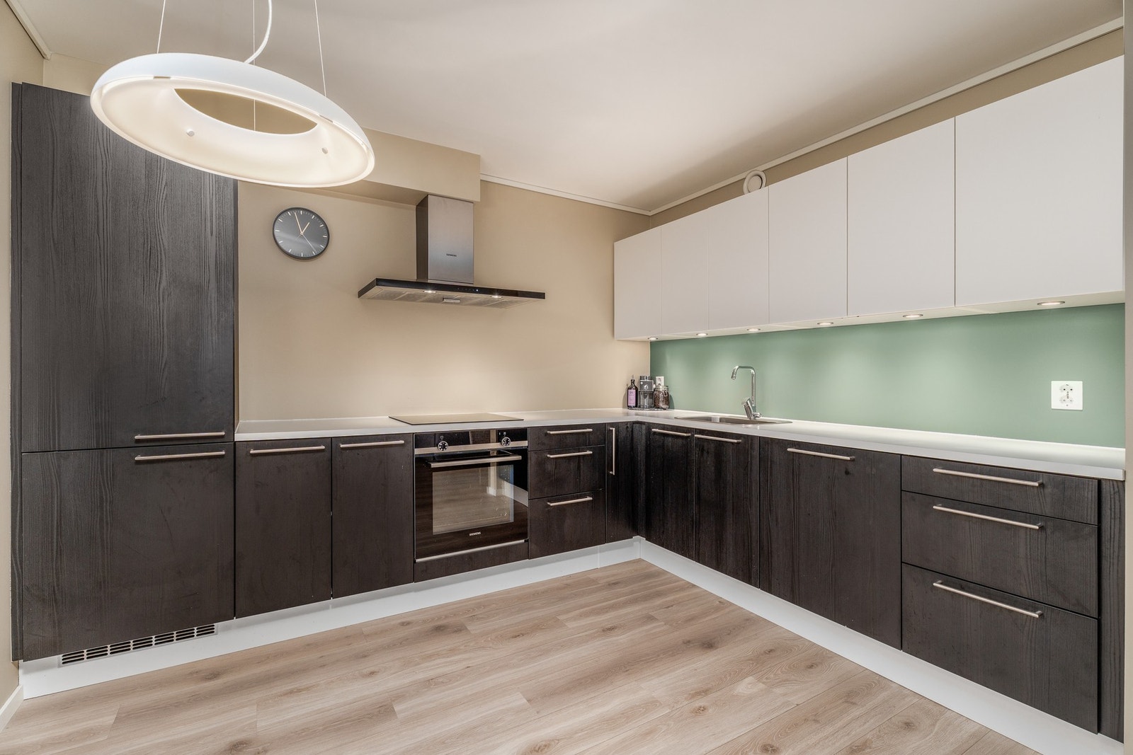 Kjøkkenet har en praktisk utforming som gir deg godt med skap- og arbeidsplass. Utstyrslisten omfatter flere integrerte hvitevarer, levert av Siemens. Galleribilde