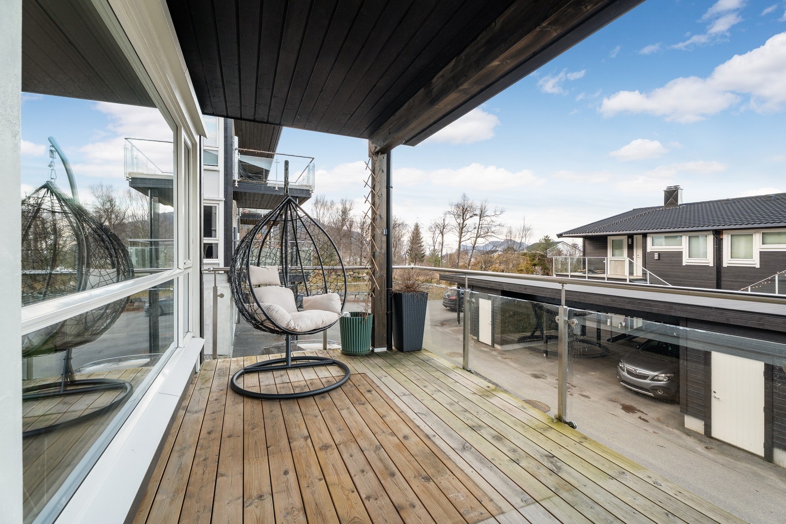 Fra stuen fører veien videre til en hyggelig, overbygd balkong. Galleribilde