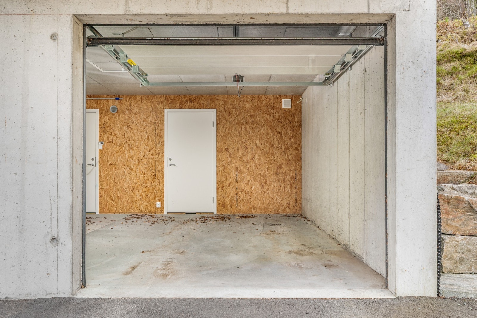 Bilen kan trygt parkeres i felles, lukket garasjeanlegg. Praktisk sportsbod i bakkant. Galleribilde