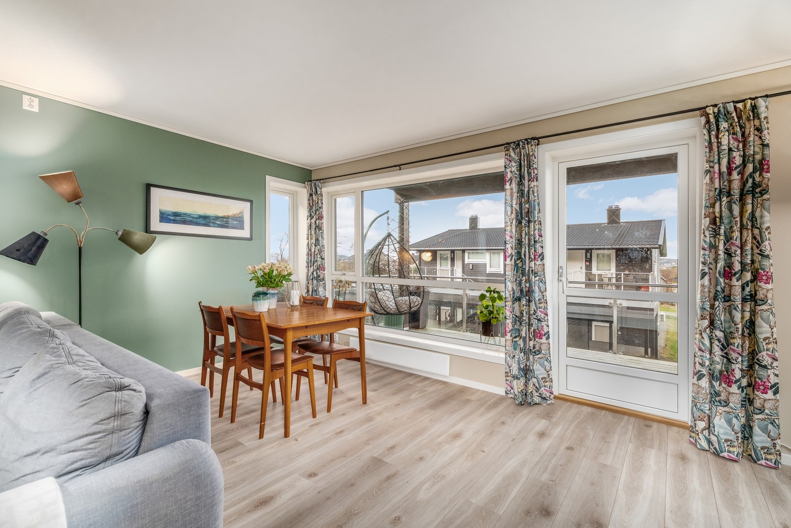 Store vindusflater sørger for rikelig med naturlig lys, men også en lun og trivelig atmosfære i allrommet. Galleribilde