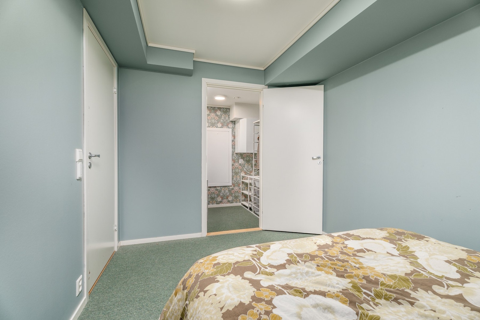 Hovedsoverommet har adgang til leilighetens innvendige bod. Galleribilde